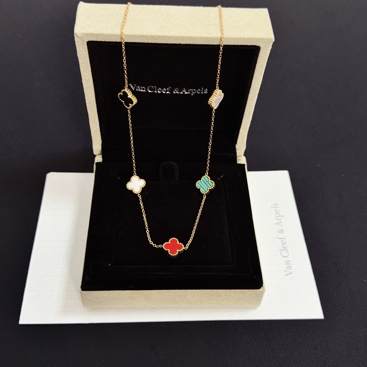 NO:725101,[Seiko Original] Popular VCA Four-leaf Clover Van Cleef & Arpels Necklace V Gold Level Classic Work Same as the Official Website Fashion Trend Multi-layered Metal Carving Design Makes the Petals More Three-dimensional Inlaid with Full Diamond Craftsmanship Shows Femininity [Gift] Four-leaf Clover Lucky Pattern Symbolizing Luck and Happiness Unique and Romantic Combining Simple and Harmonious Lines with Materials Polished and Polished to Show Nobility and Elegance [Celebration] [Celebration], jewelry boutique, van cleef, necklace19860909〔精工原版〕爆款 VCA四叶草梵克雅宝项链 V金等级 经典之作 官网同款 时尚潮流 采用多层次金属雕刻设计 使花瓣更立体 镶嵌满钻工艺 尽显女性柔美气质[礼物] 四叶草幸运图案 象征幸运和幸福 独特又浪漫将简单和谐的线条与材质相融合 经过抛光和打磨 彰显高贵优雅[庆祝][庆祝],饰品精品,van cleef,necklace,Jewelry