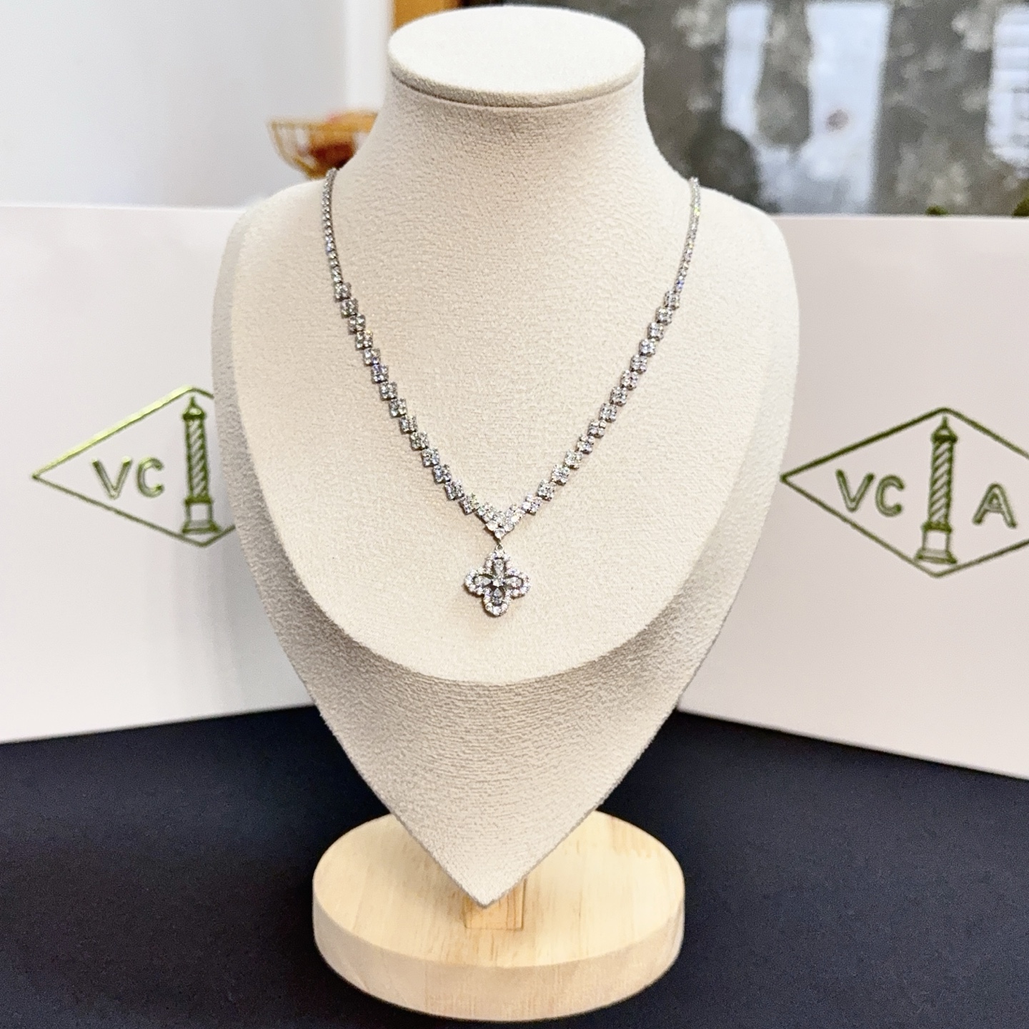 NO:725106,[Seiko original] VCA four-leaf clover necklace, a classic, the same model as the official website, fashionable and trendy, using multi-layered metal carving design to make the petals more three-dimensional, inlaid with full diamond technology, showing the feminine temperament, four-leaf clover lucky pattern, symbolizing luck and happiness, unique and romantic, integrating simple and harmonious lines with materials, polished and polished, showing nobility and elegance, fine jewelry, necklace19860909〔精工原版〕VCA四叶草梵克雅项链,经典之作 官网同款 时尚潮流 采用多层次金属雕刻设计 使花瓣更立体 镶嵌满钻工艺 尽显女性柔美气质 四叶草幸运图案 象征幸运和幸福 独特又浪漫将简单和谐的线条与材质相融合 经过抛光和打磨 彰显高贵优雅,饰品精品,necklace,Jewelry