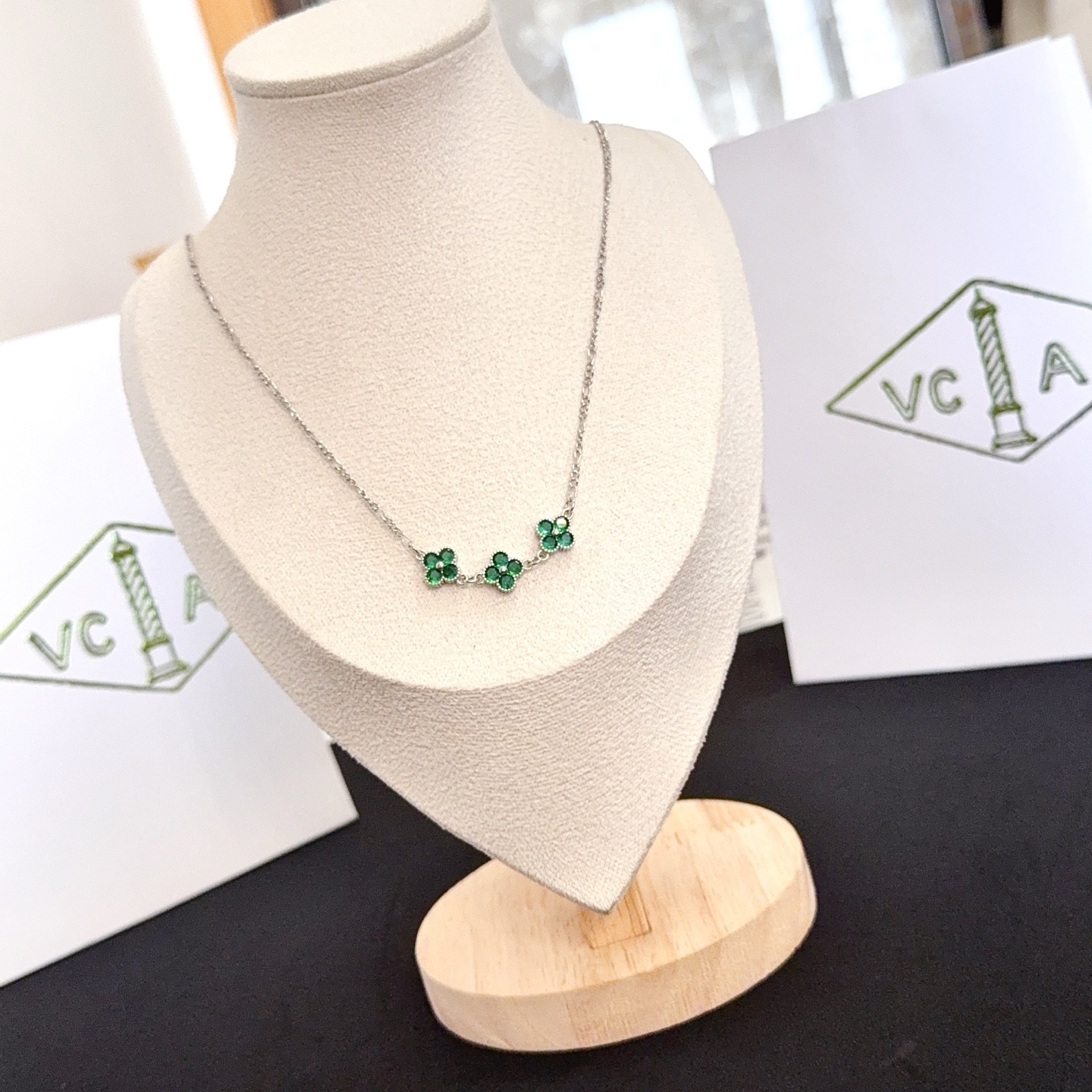 NO:725114,[Seiko original] VCA four-leaf clover necklace, a classic, the same model as the official website, fashionable and trendy, using multi-layered metal carving design to make the petals more three-dimensional, inlaid with full diamond technology, showing the feminine temperament, four-leaf clover lucky pattern, symbolizing luck and happiness, unique and romantic, integrating simple and harmonious lines with materials, polished and polished, showing nobility and elegance, fine jewelry, necklace19860909〔精工原版〕VCA四叶草梵克雅项链,经典之作 官网同款 时尚潮流 采用多层次金属雕刻设计 使花瓣更立体 镶嵌满钻工艺 尽显女性柔美气质 四叶草幸运图案 象征幸运和幸福 独特又浪漫将简单和谐的线条与材质相融合 经过抛光和打磨 彰显高贵优雅,饰品精品,necklace,Jewelry