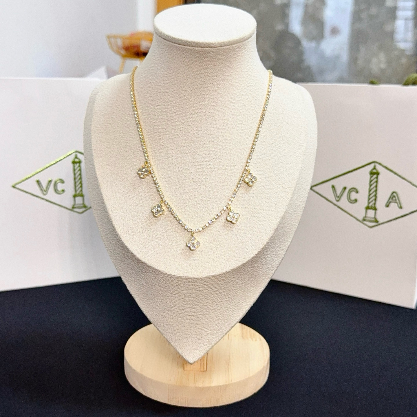 NO:725127,[Seiko original] VCA four-leaf clover necklace, a classic, the same model as the official website, fashionable and trendy, using multi-layered metal carving design to make the petals more three-dimensional, inlaid with full diamond technology, showing the feminine temperament, four-leaf clover lucky pattern, symbolizing luck and happiness, unique and romantic, integrating simple and harmonious lines with materials, polished and polished, showing nobility and elegance, fine jewelry, necklace19860909〔精工原版〕VCA四叶草梵克雅项链,经典之作 官网同款 时尚潮流 采用多层次金属雕刻设计 使花瓣更立体 镶嵌满钻工艺 尽显女性柔美气质 四叶草幸运图案 象征幸运和幸福 独特又浪漫将简单和谐的线条与材质相融合 经过抛光和打磨 彰显高贵优雅,饰品精品,necklace,Jewelry