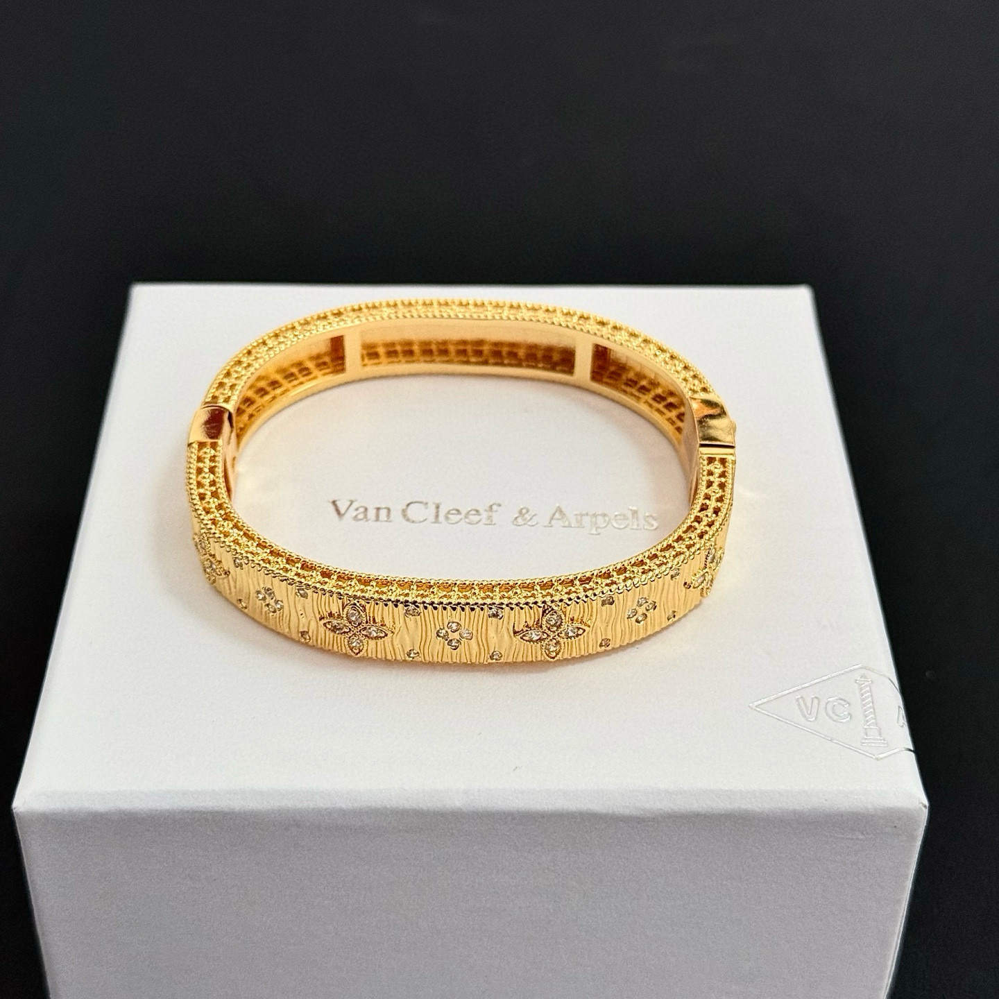 NO:725139,[SEIKO Original] Christmas hot model VCA four-leaf clover co-branded Van Cleef & Arpels bracelet V gold level classic, same style as the official website, fashion trend, using multi-layered metal carving design to make the petals more three-dimensional, inlaid with diamond technology, showing the feminine temperament [gift] Four-leaf clover lucky pattern symbolizes luck and happiness, unique and romantic, blending simple and harmonious lines with materials, polished and polished, showing nobility and elegance [Celebration] [Celebration], boutique jewelry, van  cleef,bracelet19860909〔精工原版〕圣诞爆款 VCA四叶草联名梵克雅宝手镯 V金等级 经典之作 官网同款 时尚潮流 采用多层次金属雕刻设计 使花瓣更立体 镶嵌满钻工艺 尽显女性柔美气质[礼物] 四叶草幸运图案 象征幸运和幸福 独特又浪漫将简单和谐的线条与材质相融合 经过抛光和打磨 彰显高贵优雅[庆祝][庆祝],饰品精品,van cleef,bracelet,Jewelry