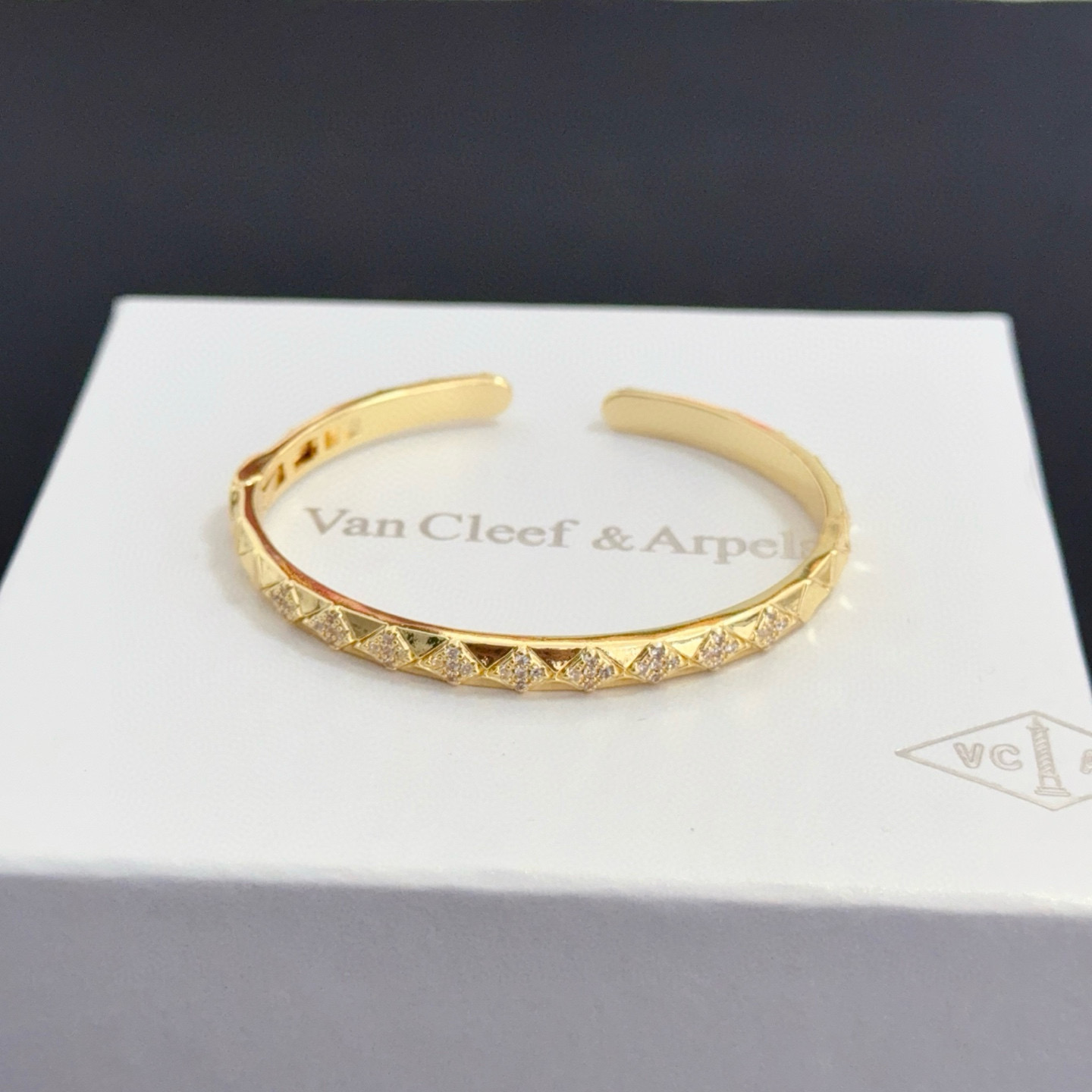 NO:725145,[Seiko original] VCA four-leaf clover Van Cleef & Arpels bracelet bracelet V gold level classic, same style as the official website, fashion trend, using multi-layered metal carving design to make the petals more three-dimensional, inlaid with diamond technology, showing the feminine temperament [gift] Four-leaf clover lucky pattern symbolizes luck and happiness, unique and romantic [rose] combines simple and harmonious lines with materials, polished and polished, showing nobility and elegance., jewelry boutique, van  cleef,bracelet,bracelet19860909〔精工原版〕VCA四叶草梵克雅宝手链手镯 V金等级 经典之作 官网同款 时尚潮流 采用多层次金属雕刻设计 使花瓣更立体 镶嵌满钻工艺 尽显女性柔美气质[礼物] 四叶草幸运图案 象征幸运和幸福 独特又浪漫[玫瑰] 将简单和谐的线条与材质相融合 经过抛光和打磨 彰显高贵优雅.,饰品精品,van cleef,bracelet,bracelet,Jewelry