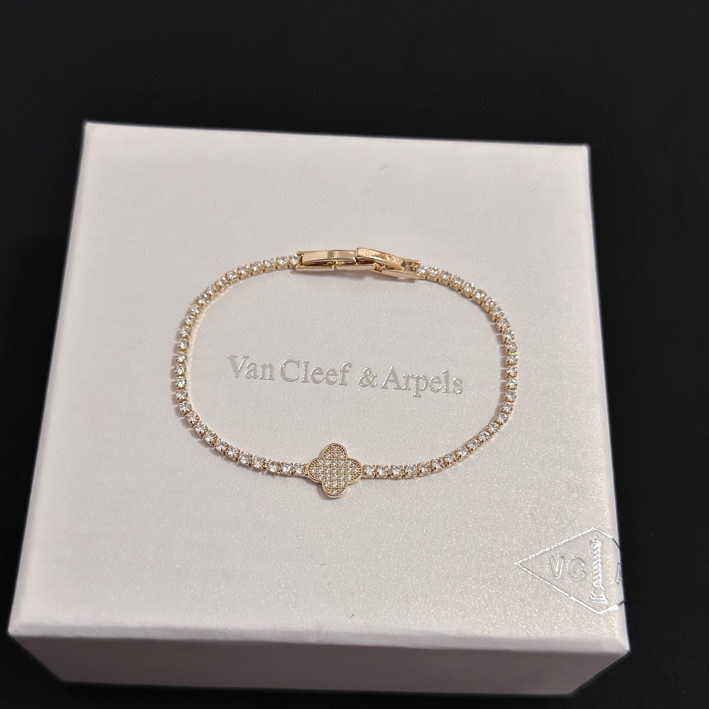 NO:725097,[SEIKO Original] Christmas Hot VCA Four-leaf Clover Van Cleef & Arpels Bracelet V Gold Level Classic Work Same as Official Website Fashion Trend Multi-layered metal carving design makes the petals more three-dimensional. Inlaid with diamonds, it shows the feminine temperament [Gift] Four-leaf clover lucky pattern symbolizes luck and happiness. Unique and romantic, blending simple and harmonious lines with materials. Polished and polished to show nobility and elegance [Celebration] [Celebration], boutique jewelry, van  cleef,bracelet19860909〔精工原版〕圣诞爆款 VCA四叶草梵克雅宝手链 V金等级 经典之作 官网同款 时尚潮流 采用多层次金属雕刻设计 使花瓣更立体 镶嵌满钻工艺 尽显女性柔美气质[礼物] 四叶草幸运图案 象征幸运和幸福 独特又浪漫将简单和谐的线条与材质相融合 经过抛光和打磨 彰显高贵优雅[庆祝][庆祝],饰品精品,van cleef,bracelet,Jewelry