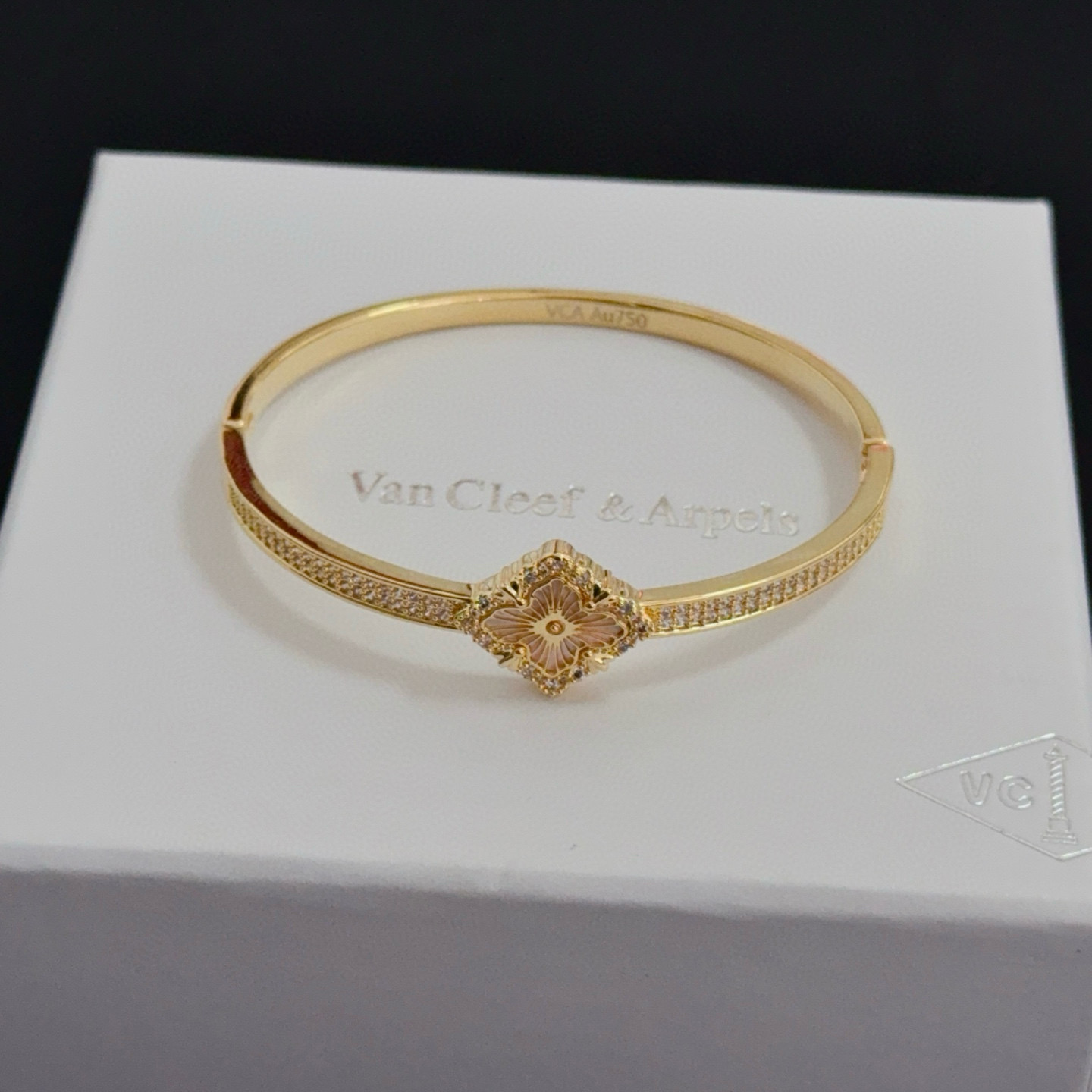 NO:725102,[SEIKO Original] Christmas Hot VCA Four-leaf Clover Van Cleef & Arpels Bracelet V Gold Level Classic Work Same as Official Website Fashion Trend Multi-layered metal carving design makes petals more three-dimensional Inlaid with diamonds to show feminine femininity [Gift] Four-leaf clover lucky pattern symbolizes luck and happiness Unique and romantic, blending simple and harmonious lines with materials Polished and polished to highlight noble elegance [Celebration] [Celebration], boutique jewelry, van  cleef,bracelet19860909〔精工原版〕圣诞爆款 VCA四叶草梵克雅宝手镯 V金等级 经典之作 官网同款 时尚潮流 采用多层次金属雕刻设计 使花瓣更立体 镶嵌满钻工艺 尽显女性柔美气质[礼物] 四叶草幸运图案 象征幸运和幸福 独特又浪漫将简单和谐的线条与材质相融合 经过抛光和打磨 彰显高贵优雅[庆祝][庆祝],饰品精品,van cleef,bracelet,Jewelry