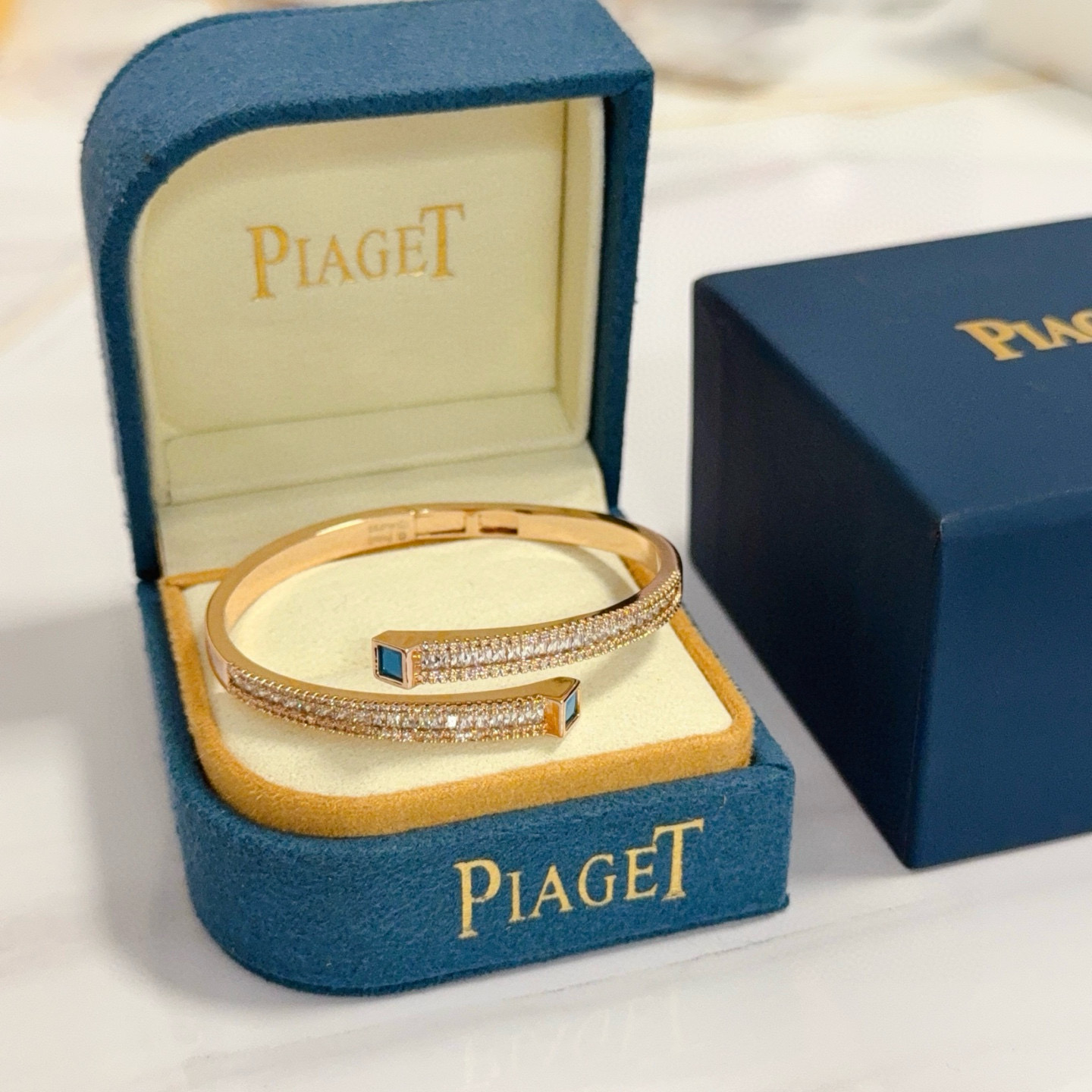 NO:725107,Piaget bracelet is a high-end customized version with inlaid diamond craftsmanship and V-gold material. The details are luxurious. The metal texture and texture complement each other and shine under the light, reflecting the luxury and elegance. Whether it is a business occasion or a sweet date, it can highlight delicacy and elegance. It is so beautiful when you get it. It is definitely your dream bracelet., jewelry boutique, Piaget, bracelet19860909Piaget伯爵手镯 高端定制版本 镶嵌钻工艺 ,V金材质 ,细节处尽显奢华.金属质感与纹理相互映衬,光线之下,熠熠生辉,体现了奢华与典雅的气质.无论是商务场合还是甜蜜约会都能凸显精致和优雅~上手都太美了,绝对是你的梦中情镯.,饰品精品,piaget,bracelet,Jewelry