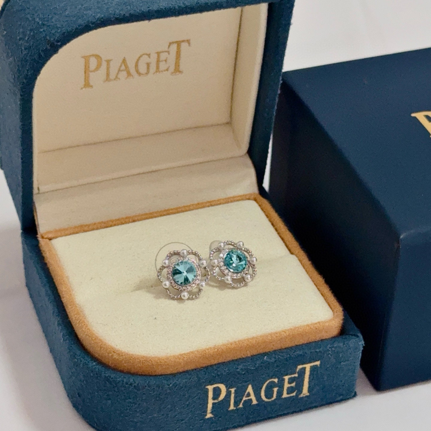 NO:725112,Piaget earrings, high-end customized version, inlaid with diamonds, made of V gold material, showing luxury in every detail. The metal texture and texture complement each other, shining under the light, reflecting the luxury and elegance., fine jewelry, Piaget19860909Piaget伯爵耳钉,高端定制版本 镶嵌钻工艺 ,V金材质 ,细节处尽显奢华.金属质感与纹理相互映衬,光线之下,熠熠生辉,体现了奢华与典雅的气质.,饰品精品,piaget,Jewelry