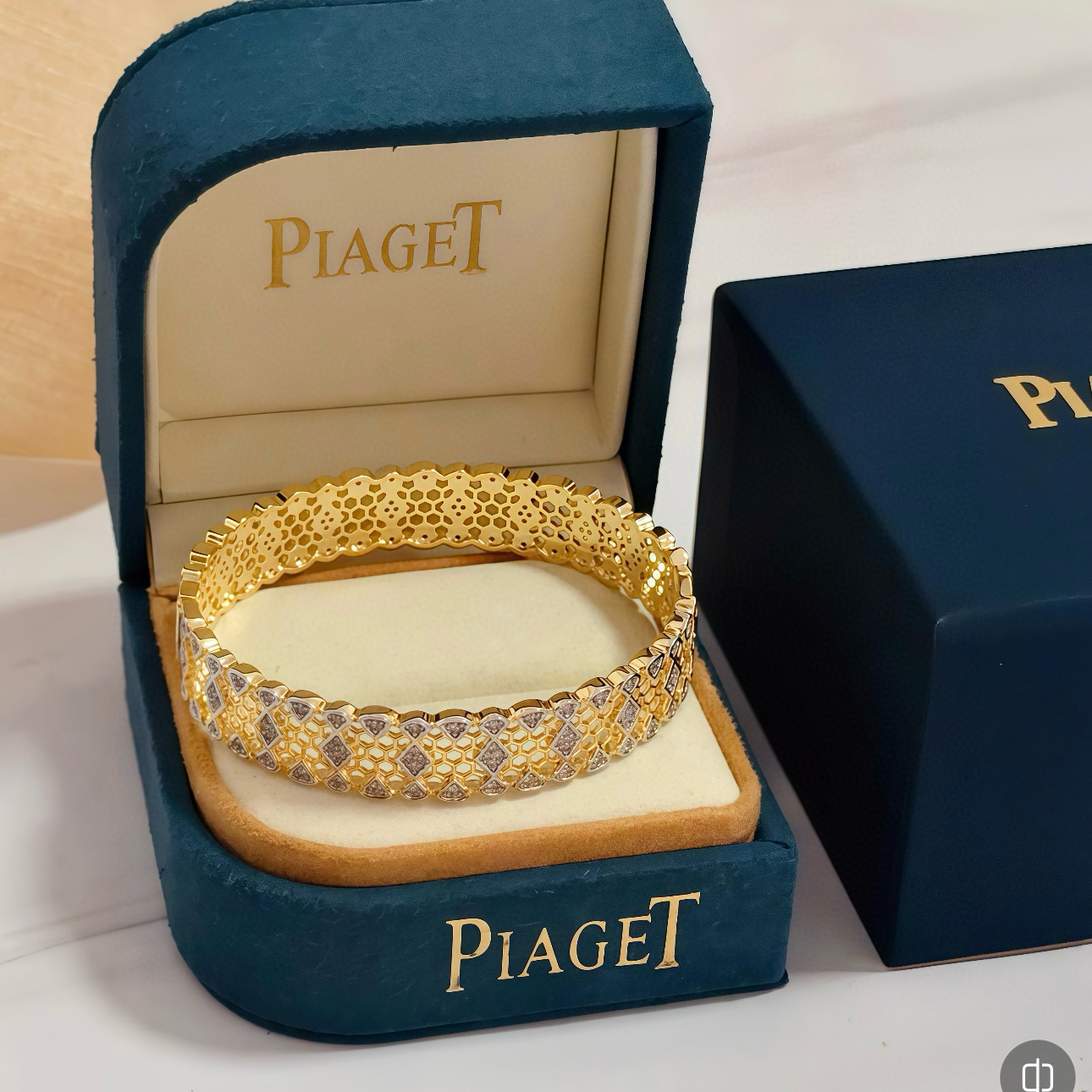 NO:725116,Piaget bracelet is a high-end customized version with inlaid diamond craftsmanship and V-gold material. The details are luxurious. The metal texture and texture complement each other and shine under the light, reflecting the luxury and elegance. Whether it is a business occasion or a sweet date, it can highlight delicacy and elegance. It is so beautiful when you get it. It is definitely your dream bracelet., jewelry boutique, Piaget, bracelet19860909Piaget伯爵手镯 高端定制版本 镶嵌钻工艺 ,V金材质 ,细节处尽显奢华.金属质感与纹理相互映衬,光线之下,熠熠生辉,体现了奢华与典雅的气质.无论是商务场合还是甜蜜约会都能凸显精致和优雅~上手都太美了,绝对是你的梦中情镯.,饰品精品,piaget,bracelet,Jewelry
