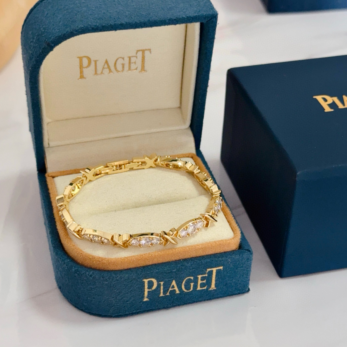 NO:725123,Piaget bracelet, high-end customized version, inlaid with diamonds, made of V gold material, showing luxury in every detail. The metal texture and texture complement each other, shining under the light, reflecting the luxury and elegance. Whether it is a business occasion or a sweet date, it can highlight the delicacy and elegance~ It is so beautiful to get it, it is definitely your dream bracelet., jewelry boutique, Piaget, bracelet19860909Piaget伯爵手链,高端定制版本 镶嵌钻工艺 ,V金材质 ,细节处尽显奢华.金属质感与纹理相互映衬,光线之下,熠熠生辉,体现了奢华与典雅的气质.无论是商务场合还是甜蜜约会都能凸显精致和优雅~上手都太美了,绝对是你的梦中情镯.,饰品精品,piaget,bracelet,Jewelry