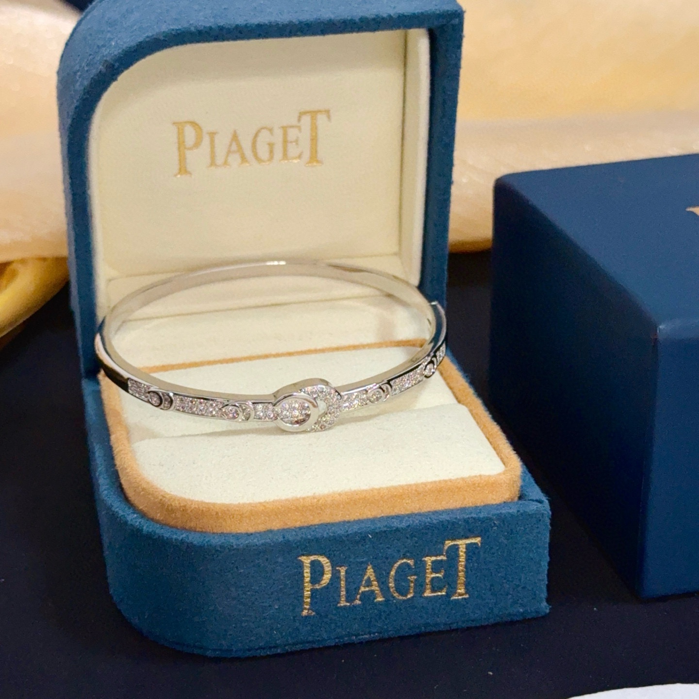 NO:725136,Piaget bracelet, high-end customized version, inlaid with diamonds, made of V gold material, showing luxury in every detail. The metal texture and texture complement each other, shining under the light, reflecting the luxury and elegance. Whether it is a business occasion or a sweet date, it can highlight the delicacy and elegance~ It is so beautiful to get it, it is definitely your dream bracelet., jewelry boutique, Piaget, bracelet19860909Piaget伯爵手镯, 高端定制版本 镶嵌钻工艺 ,V金材质 ,细节处尽显奢华.金属质感与纹理相互映衬,光线之下,熠熠生辉,体现了奢华与典雅的气质.无论是商务场合还是甜蜜约会都能凸显精致和优雅~上手都太美了,绝对是你的梦中情镯.,饰品精品,piaget,bracelet,Jewelry