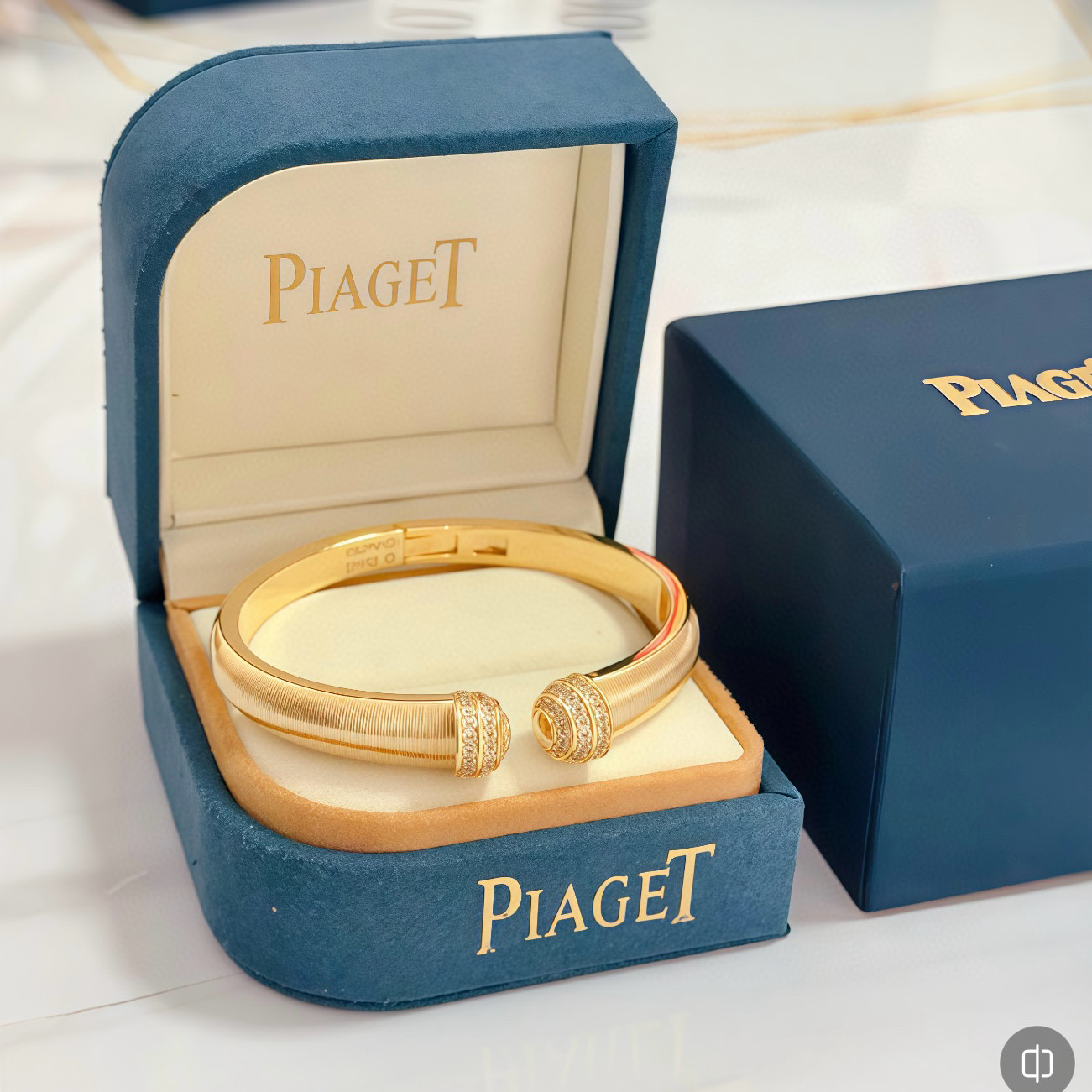 NO:725142,Piaget bracelet, high-end customized version, inlaid with diamonds, made of V gold material, showing luxury in every detail. The metal texture and texture complement each other, shining under the light, reflecting the luxury and elegance. Whether it is a business occasion or a sweet date, it can highlight the delicacy and elegance~ It is so beautiful to get it, it is definitely your dream bracelet., jewelry boutique, Piaget, bracelet19860909Piaget伯爵手镯, 高端定制版本 镶嵌钻工艺 ,V金材质 ,细节处尽显奢华.金属质感与纹理相互映衬,光线之下,熠熠生辉,体现了奢华与典雅的气质.无论是商务场合还是甜蜜约会都能凸显精致和优雅~上手都太美了,绝对是你的梦中情镯.,饰品精品,piaget,bracelet,Jewelry