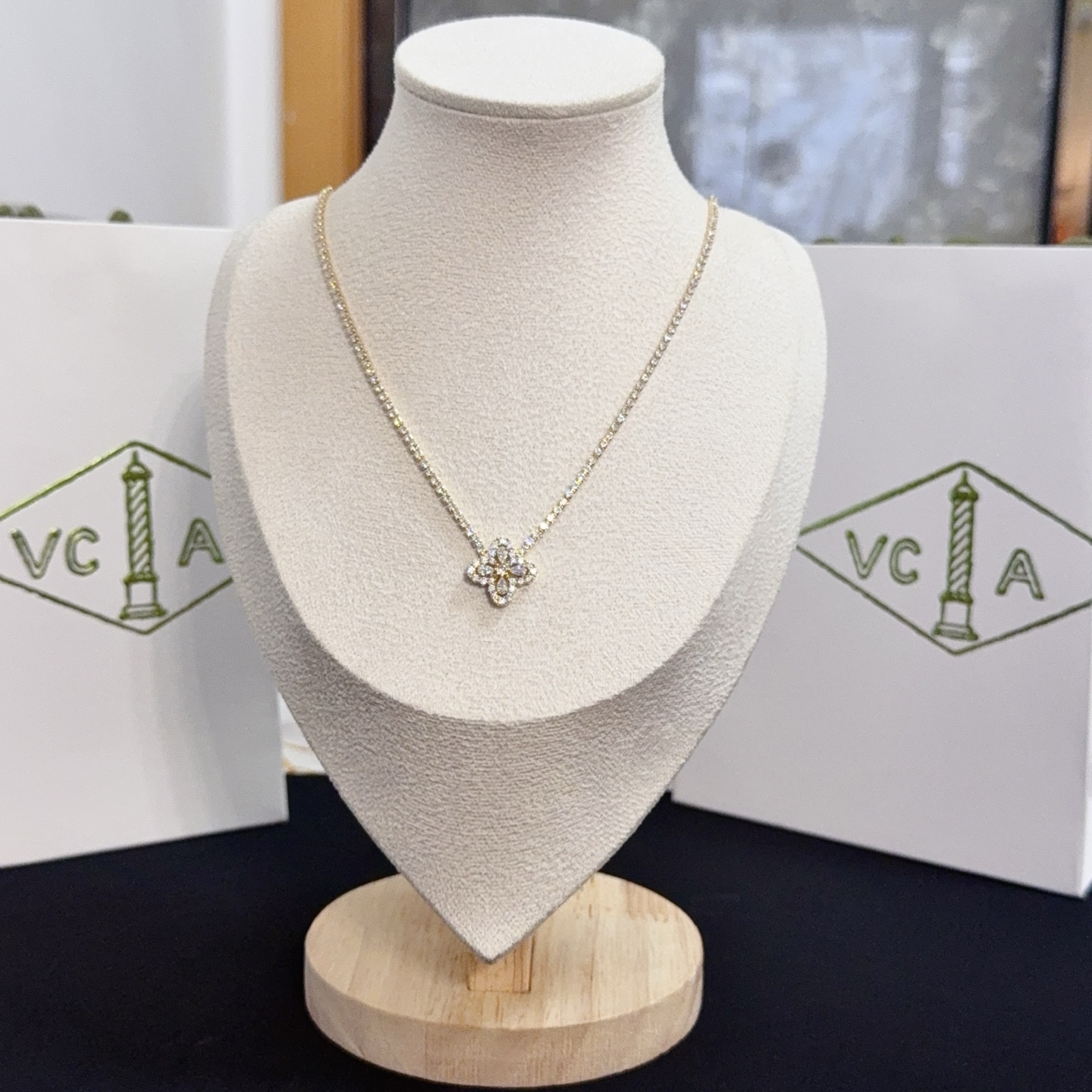 NO:725099,[Seiko original] VCA four-leaf clover necklace, a classic, the same model as the official website, fashionable and trendy, using multi-layered metal carving design to make the petals more three-dimensional, inlaid with full diamond technology, showing the feminine temperament, four-leaf clover lucky pattern, symbolizing luck and happiness, unique and romantic, integrating simple and harmonious lines with materials, polished and polished, showing nobility and elegance, fine jewelry, necklace19860909〔精工原版〕VCA四叶草梵克雅项链,经典之作 官网同款 时尚潮流 采用多层次金属雕刻设计 使花瓣更立体 镶嵌满钻工艺 尽显女性柔美气质 四叶草幸运图案 象征幸运和幸福 独特又浪漫将简单和谐的线条与材质相融合 经过抛光和打磨 彰显高贵优雅,饰品精品,necklace,Jewelry