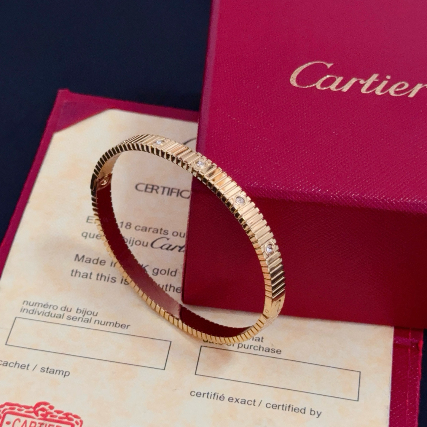 卡地亚镶钻手镯 高端定制版本 镶嵌钻工艺 V金材质 经典而时尚风格 用凌厉线条重构爱情美学！打破常规，镶