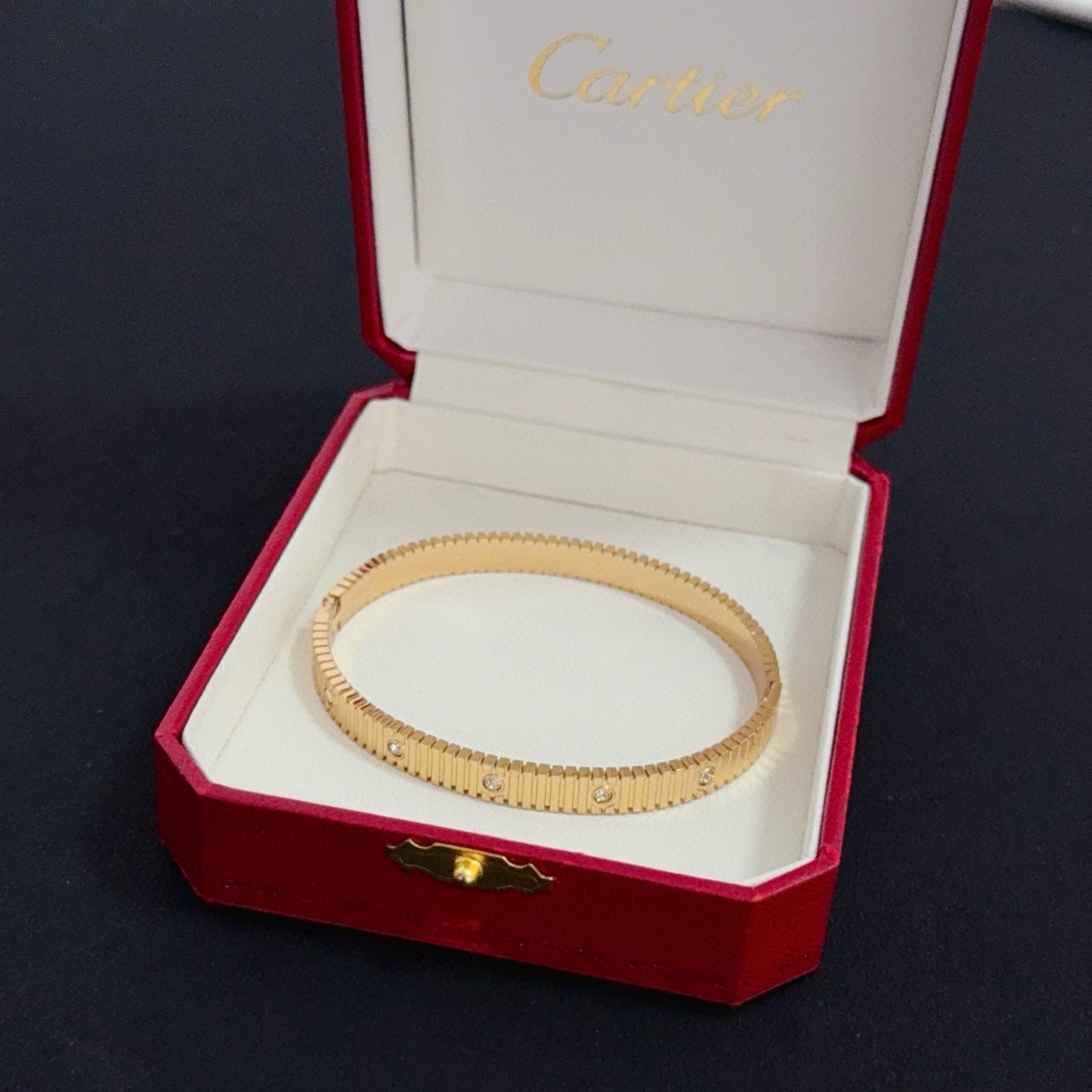 卡地亚镶钻手镯 高端定制版本 镶嵌钻工艺 V金材质 经典而时尚风格 用凌厉线条重构爱情美学！打破常规，镶