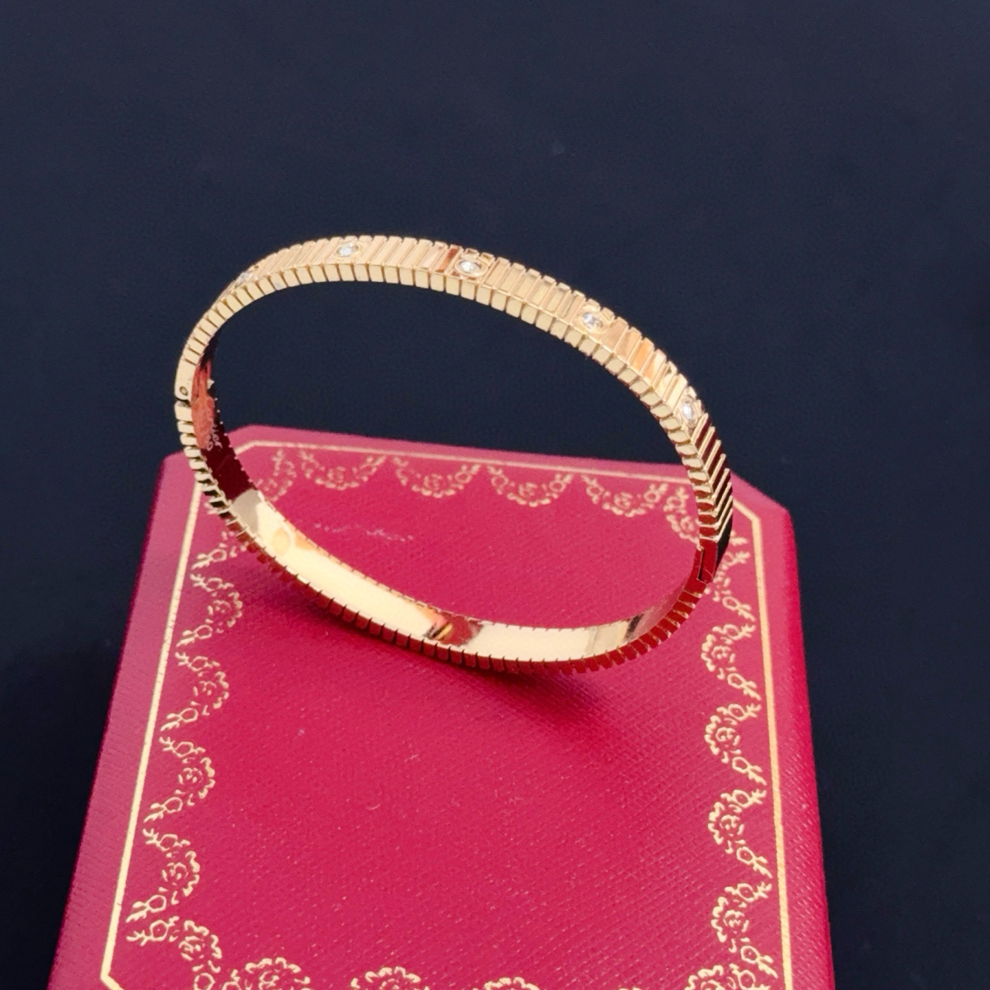 卡地亚镶钻手镯 高端定制版本 镶嵌钻工艺 V金材质 经典而时尚风格 用凌厉线条重构爱情美学！打破常规，镶