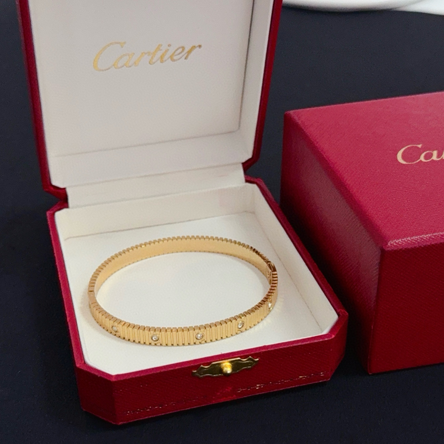 NO:725109,Cartier diamond-encrusted bracelet, high-end customized version, diamond-encrusted craftsmanship, V gold material, classic and fashionable style, reconstruct the aesthetics of love with sharp lines!  Breaking the rules, the diamond-encrusted design actually achieves the ceiling of high-end sense - no need for flashy accumulation, love should be as pure as ever. Cartier is loved by many celebrities and Internet celebrities. The Leopard series bracelet is absolutely an eternal classic, and it is not limited to men and women, and there is no age limit!  Wear it and you will be the center of attention!  , jewelry boutique, cartier, bracelet19860909卡地亚镶钻手镯 高端定制版本 镶嵌钻工艺 V金材质 经典而时尚风格 用凌厉线条重构爱情美学！打破常规,镶嵌钻设计反而成就高级感天花板——无需浮华堆砌,爱本应纯粹如初 卡地亚受众多明星网红的爱戴 豹子系列手镯 绝对是永恒经典 而且男女不限 年龄不限 ！戴上它你就是焦点！,饰品精品,cartier,bracelet,Jewelry