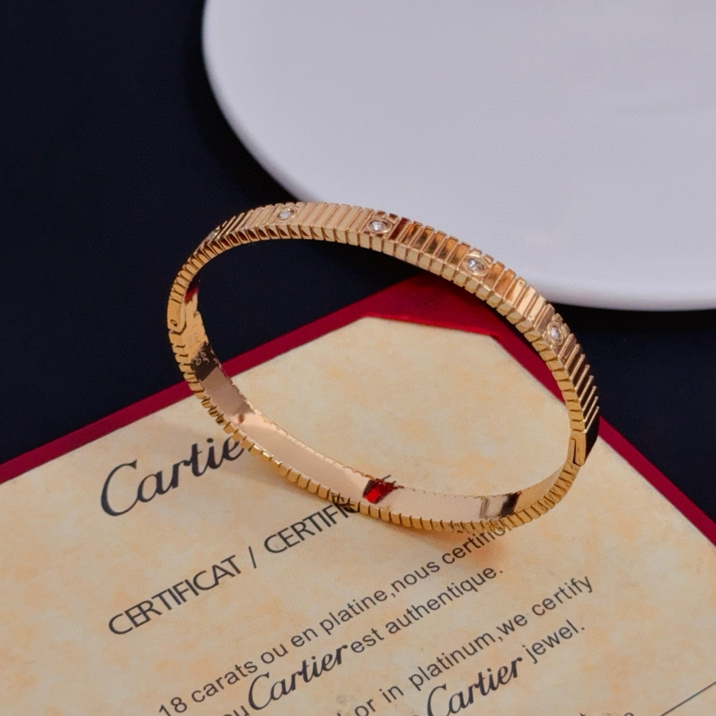 卡地亚镶钻手镯 高端定制版本 镶嵌钻工艺 V金材质 经典而时尚风格 用凌厉线条重构爱情美学！打破常规，镶