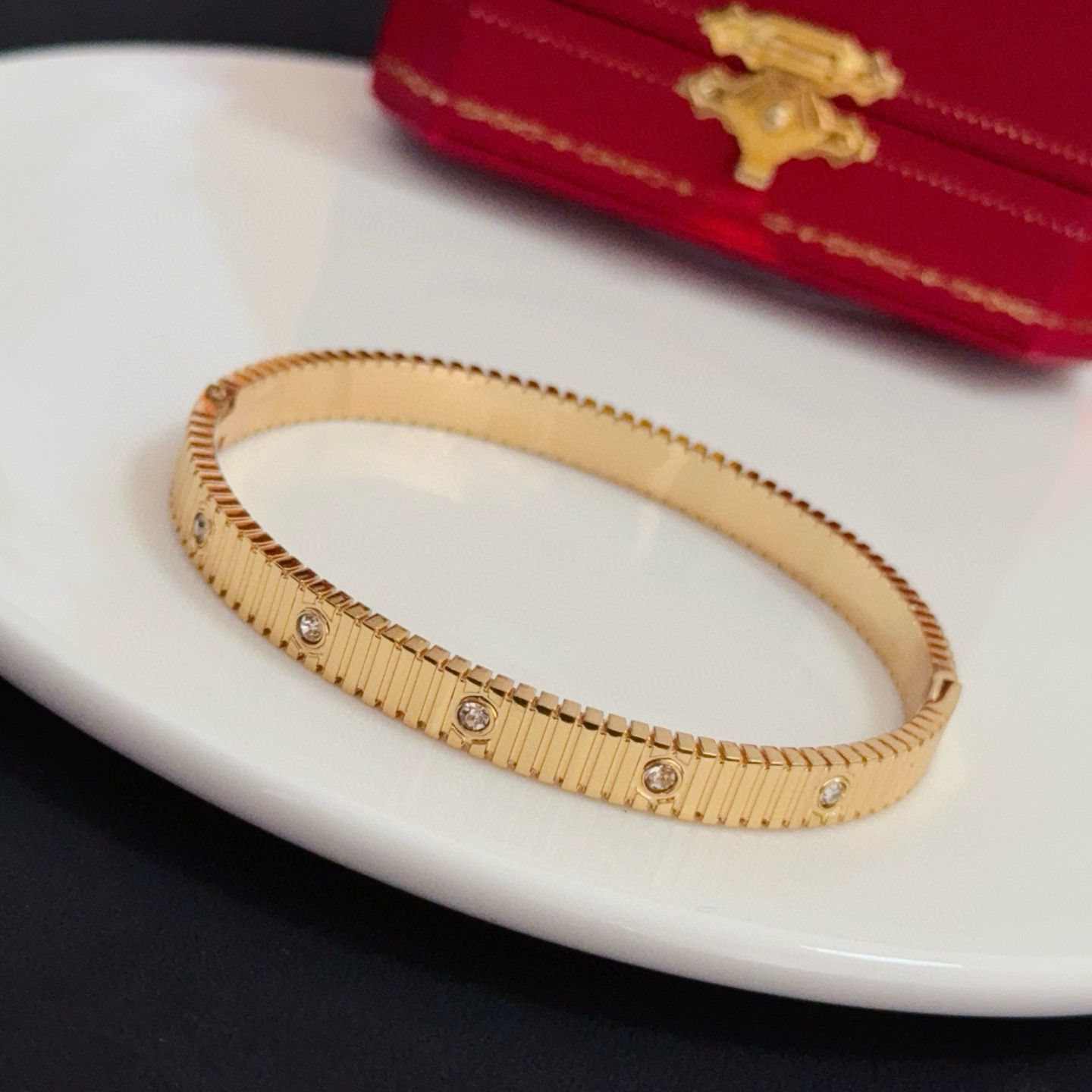 卡地亚镶钻手镯 高端定制版本 镶嵌钻工艺 V金材质 经典而时尚风格 用凌厉线条重构爱情美学！打破常规，镶