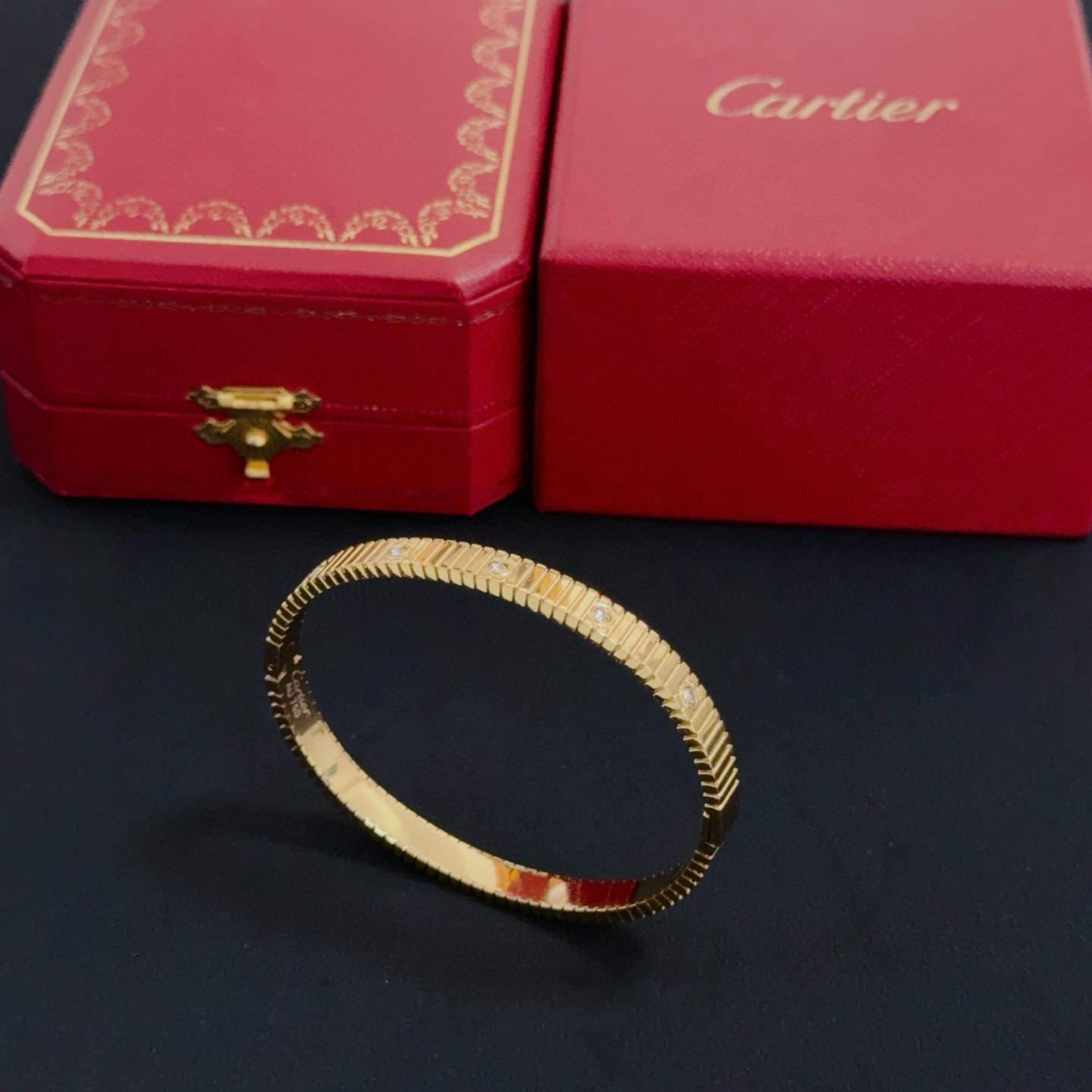 卡地亚镶钻手镯 高端定制版本 镶嵌钻工艺 V金材质 经典而时尚风格 用凌厉线条重构爱情美学！打破常规，镶