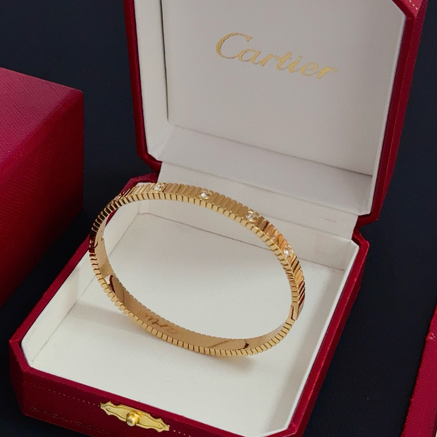 卡地亚镶钻手镯 高端定制版本 镶嵌钻工艺 V金材质 经典而时尚风格 用凌厉线条重构爱情美学！打破常规，镶