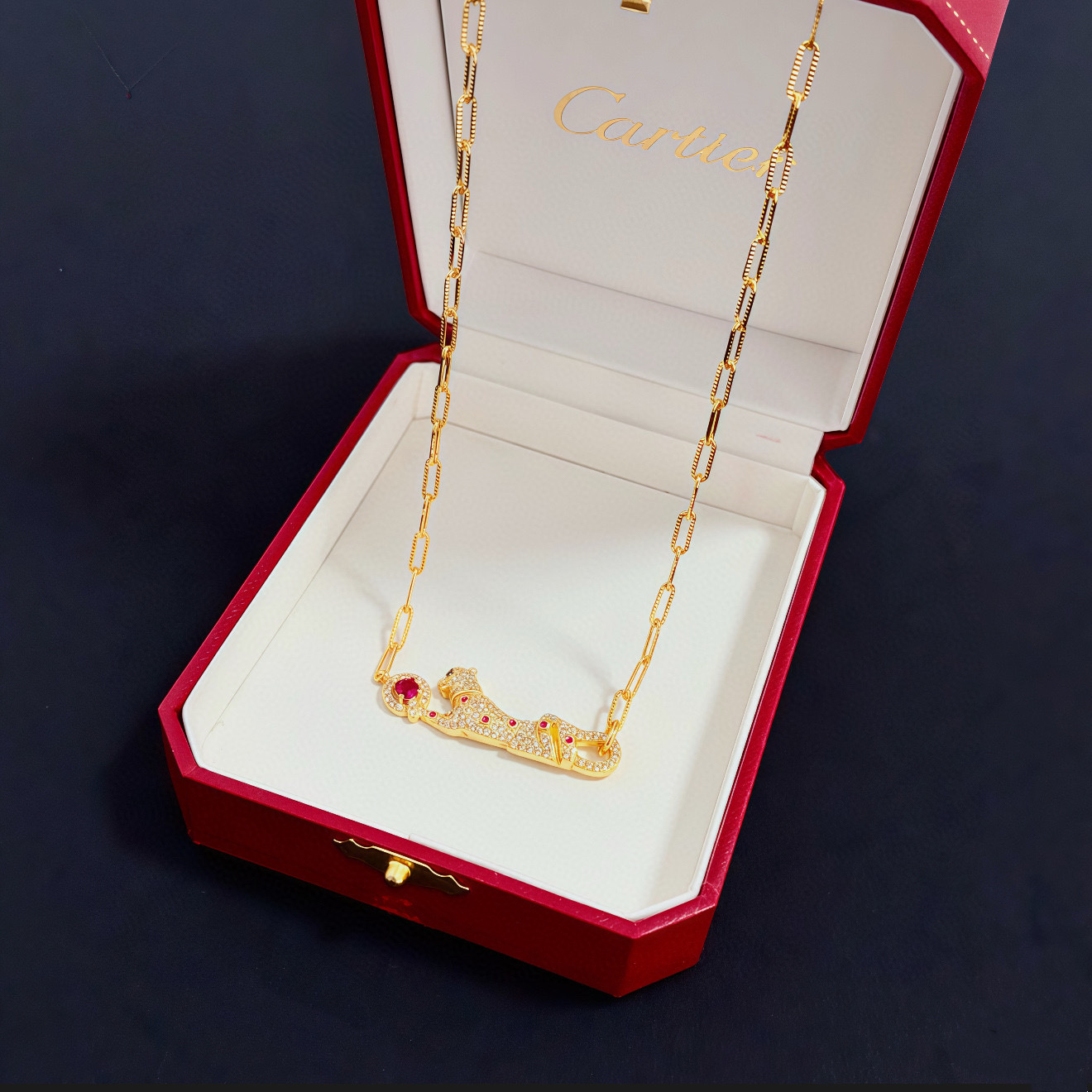 卡地亚猎豹项链 高端定制版本 镶嵌钻工艺 V金材质 经典而时尚风格 用凌厉线条重构爱情美学！打破常规，镶