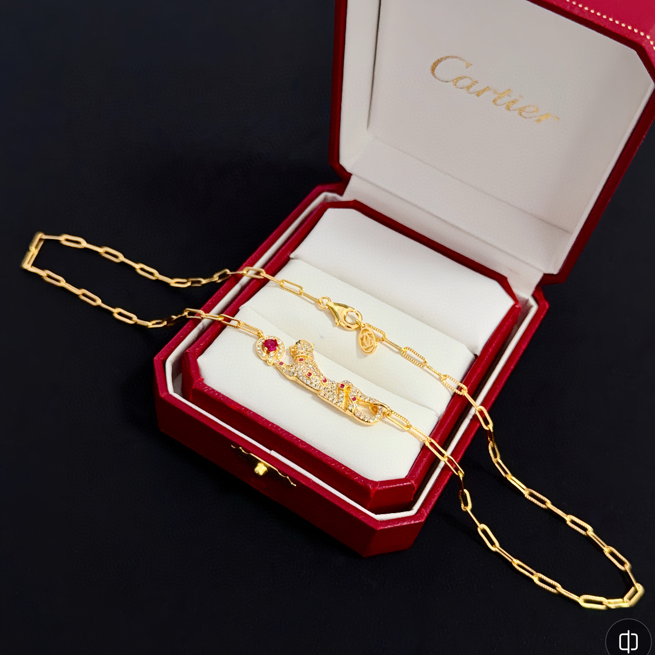 卡地亚猎豹项链 高端定制版本 镶嵌钻工艺 V金材质 经典而时尚风格 用凌厉线条重构爱情美学！打破常规，镶