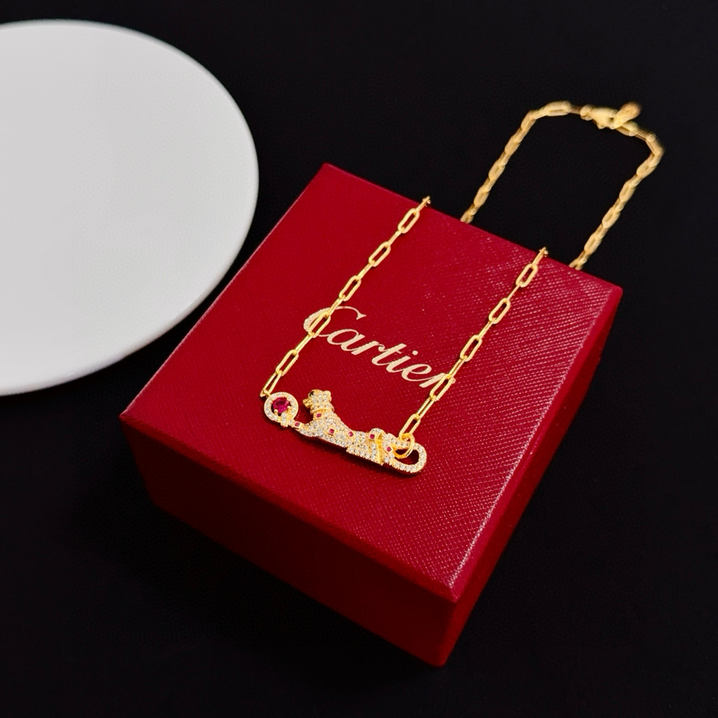 卡地亚猎豹项链 高端定制版本 镶嵌钻工艺 V金材质 经典而时尚风格 用凌厉线条重构爱情美学！打破常规，镶