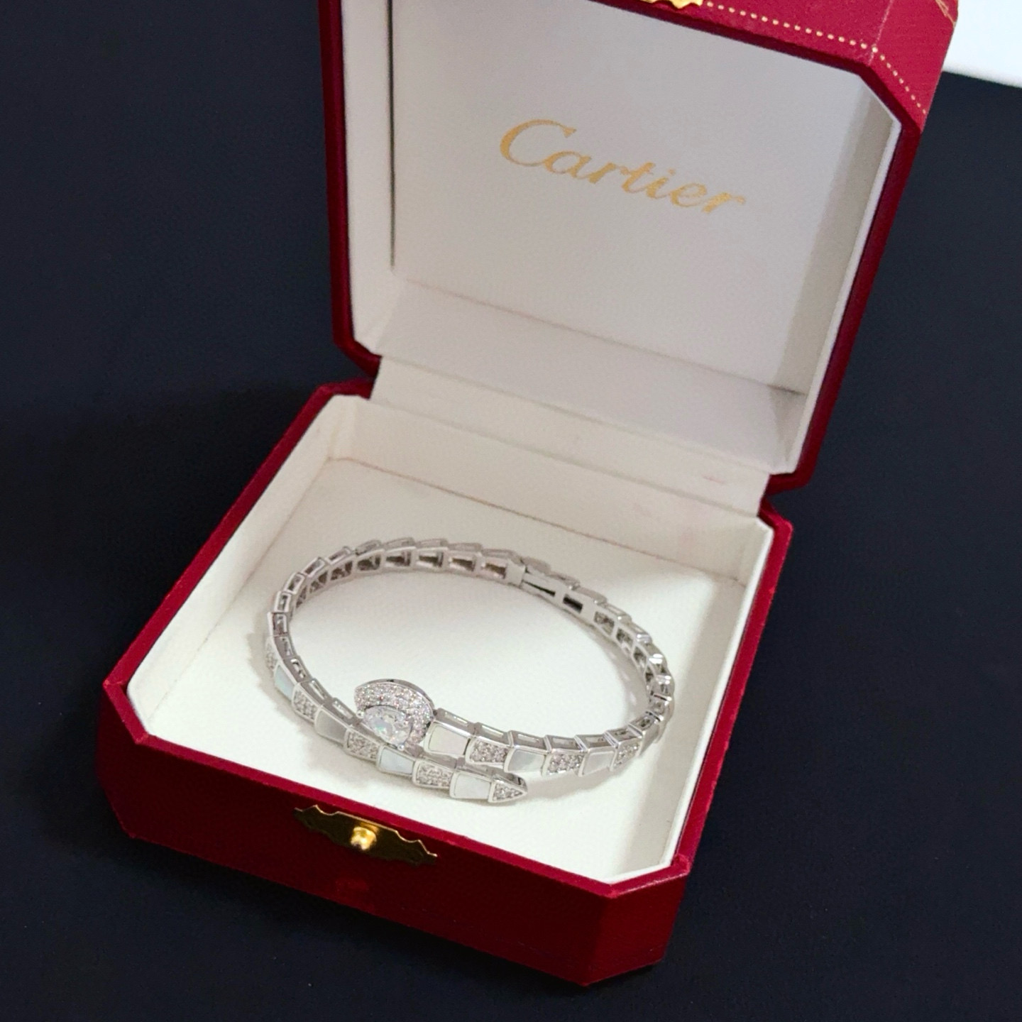 卡地亚镶钻手镯 高端定制版本 镶嵌钻工艺 V金材质 经典而时尚风格 用凌厉线条重构爱情美学！打破常规，镶