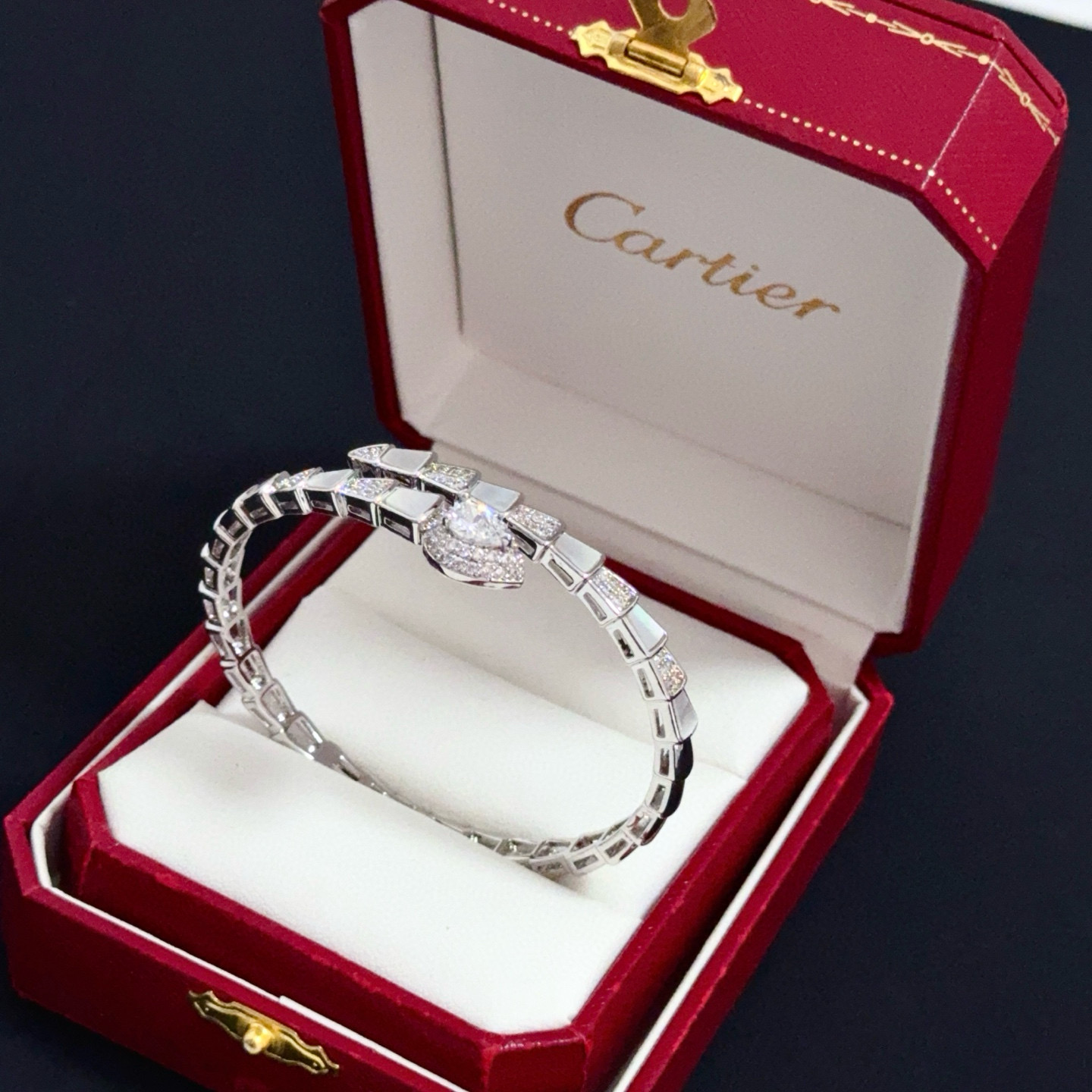 卡地亚镶钻手镯 高端定制版本 镶嵌钻工艺 V金材质 经典而时尚风格 用凌厉线条重构爱情美学！打破常规，镶