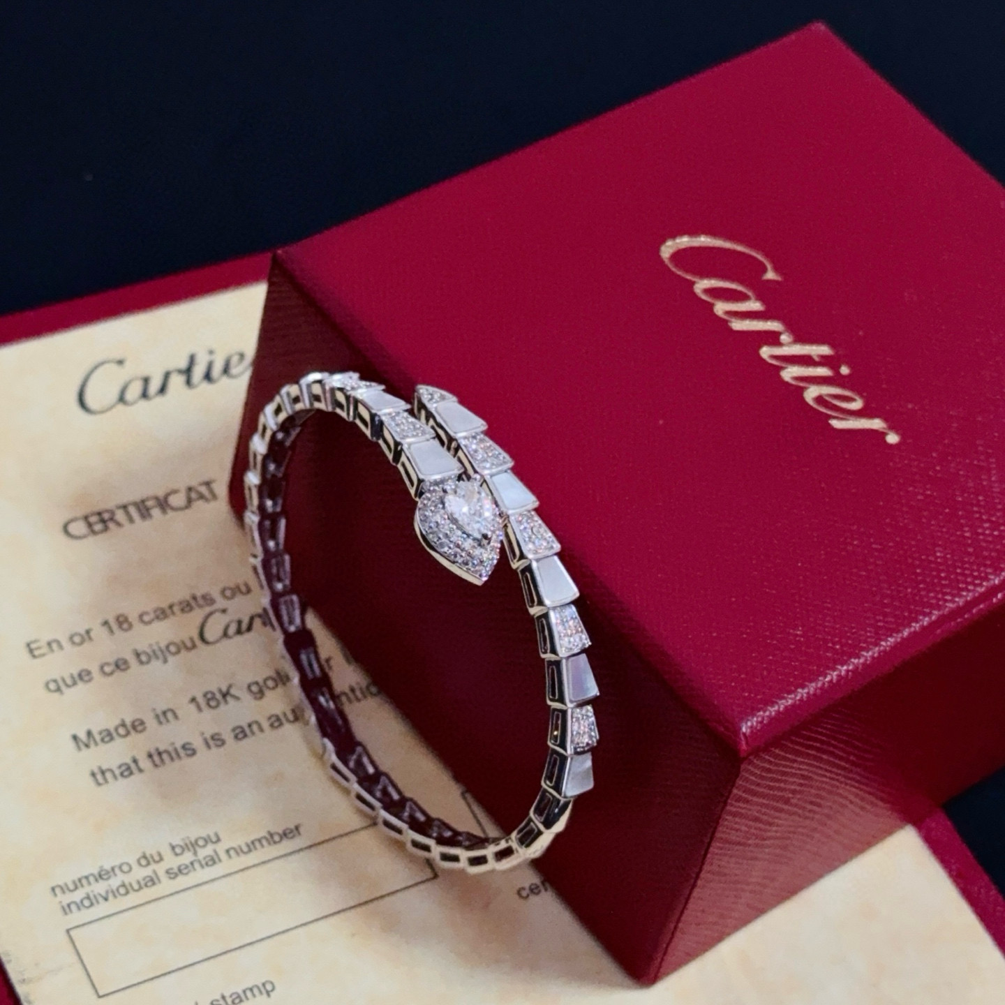 卡地亚镶钻手镯 高端定制版本 镶嵌钻工艺 V金材质 经典而时尚风格 用凌厉线条重构爱情美学！打破常规，镶