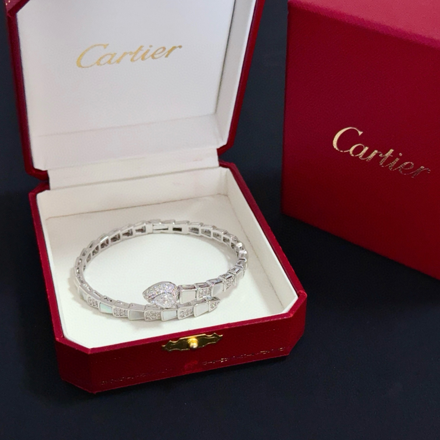 卡地亚镶钻手镯 高端定制版本 镶嵌钻工艺 V金材质 经典而时尚风格 用凌厉线条重构爱情美学！打破常规，镶