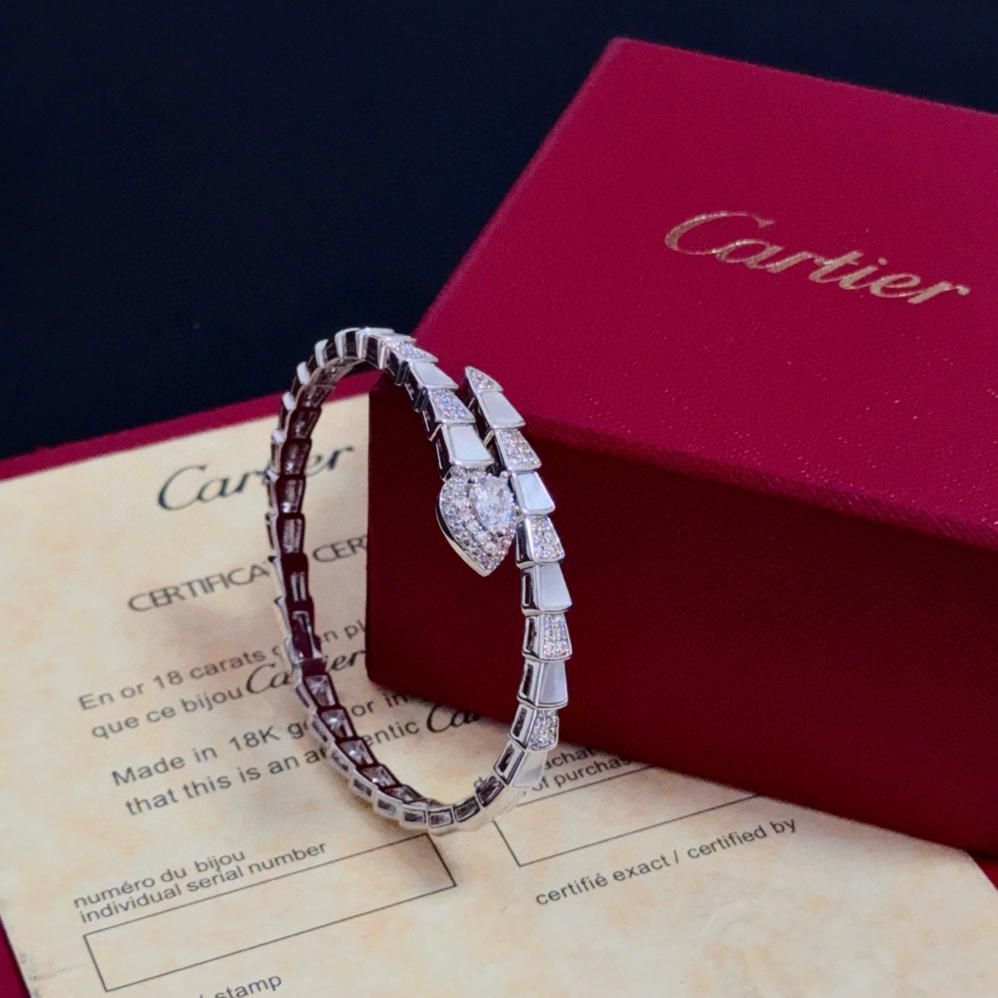 卡地亚镶钻手镯 高端定制版本 镶嵌钻工艺 V金材质 经典而时尚风格 用凌厉线条重构爱情美学！打破常规，镶