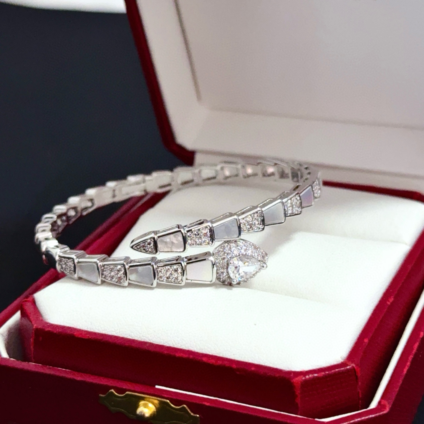 卡地亚镶钻手镯 高端定制版本 镶嵌钻工艺 V金材质 经典而时尚风格 用凌厉线条重构爱情美学！打破常规，镶