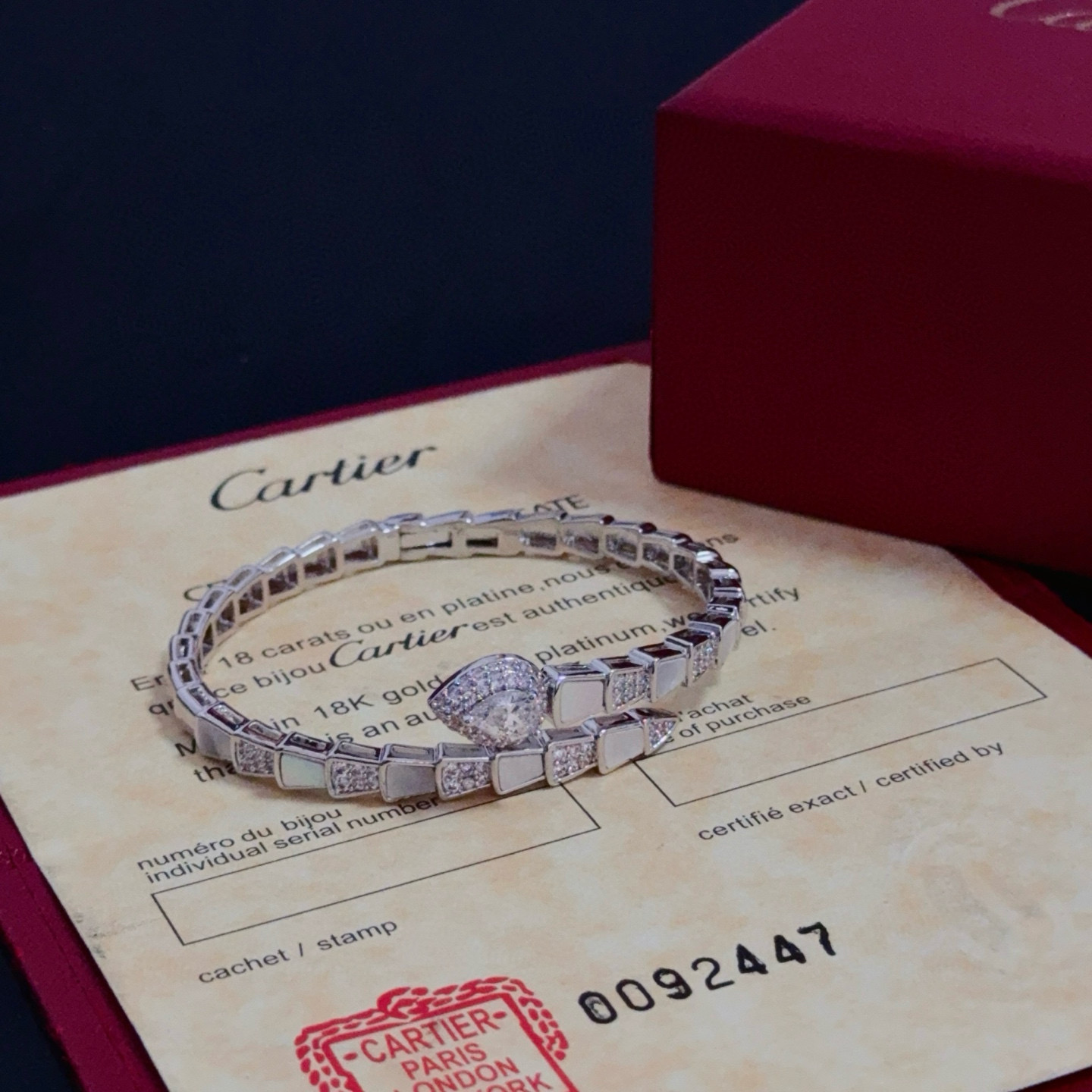 卡地亚镶钻手镯 高端定制版本 镶嵌钻工艺 V金材质 经典而时尚风格 用凌厉线条重构爱情美学！打破常规，镶
