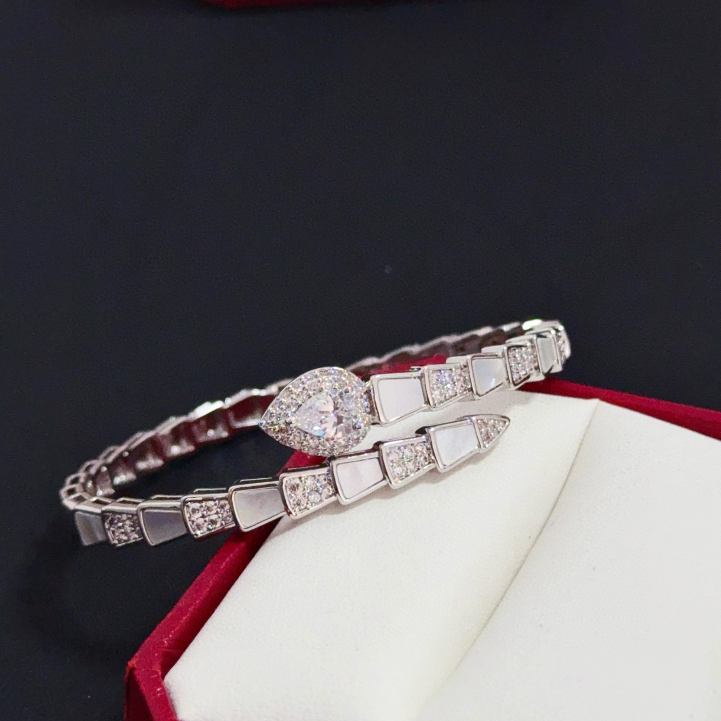 卡地亚镶钻手镯 高端定制版本 镶嵌钻工艺 V金材质 经典而时尚风格 用凌厉线条重构爱情美学！打破常规，镶