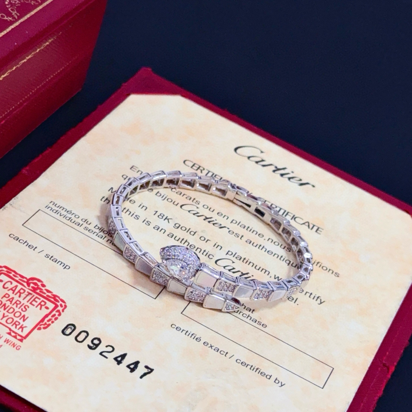 卡地亚镶钻手镯 高端定制版本 镶嵌钻工艺 V金材质 经典而时尚风格 用凌厉线条重构爱情美学！打破常规，镶