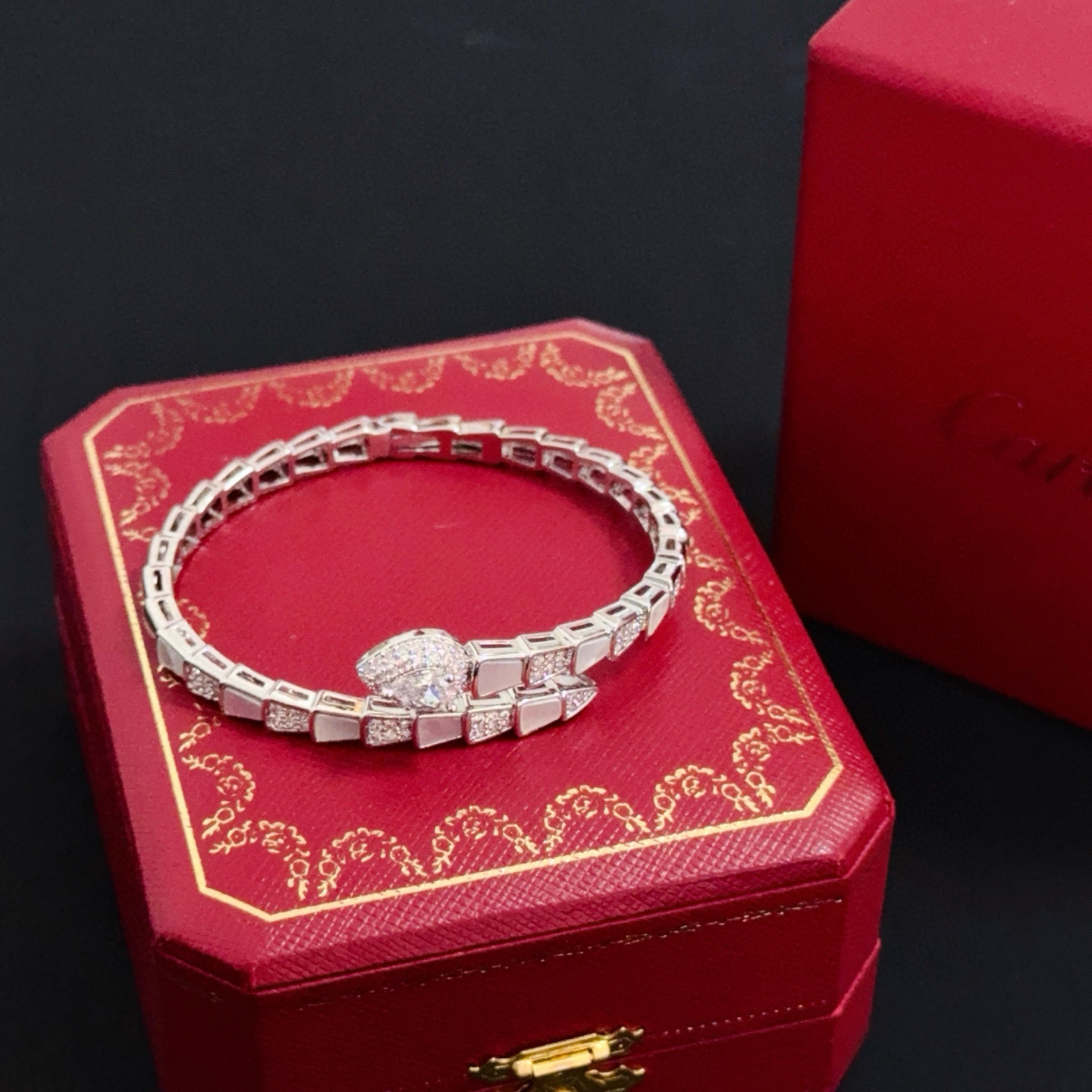 卡地亚镶钻手镯 高端定制版本 镶嵌钻工艺 V金材质 经典而时尚风格 用凌厉线条重构爱情美学！打破常规，镶