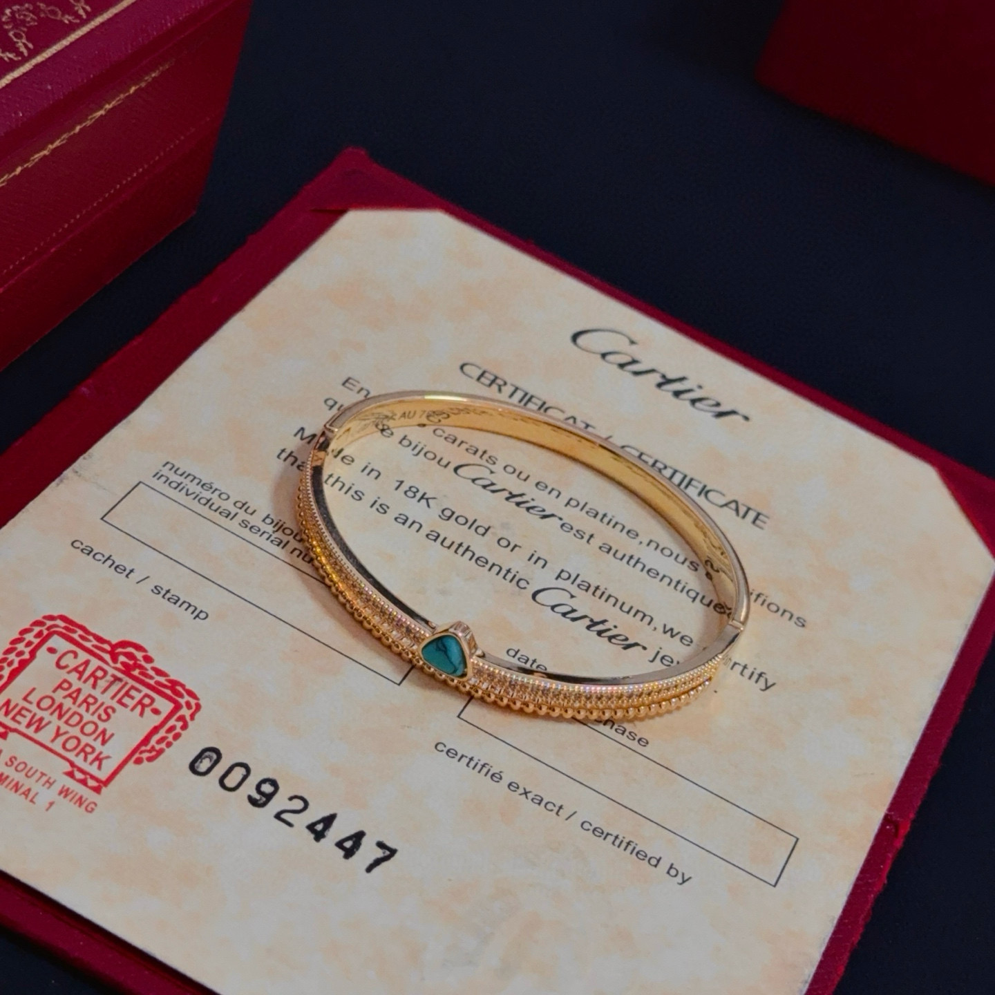 卡地亚镶钻手镯 高端定制版本 镶嵌钻工艺 V金材质 经典而时尚风格 用凌厉线条重构爱情美学！打破常规，镶