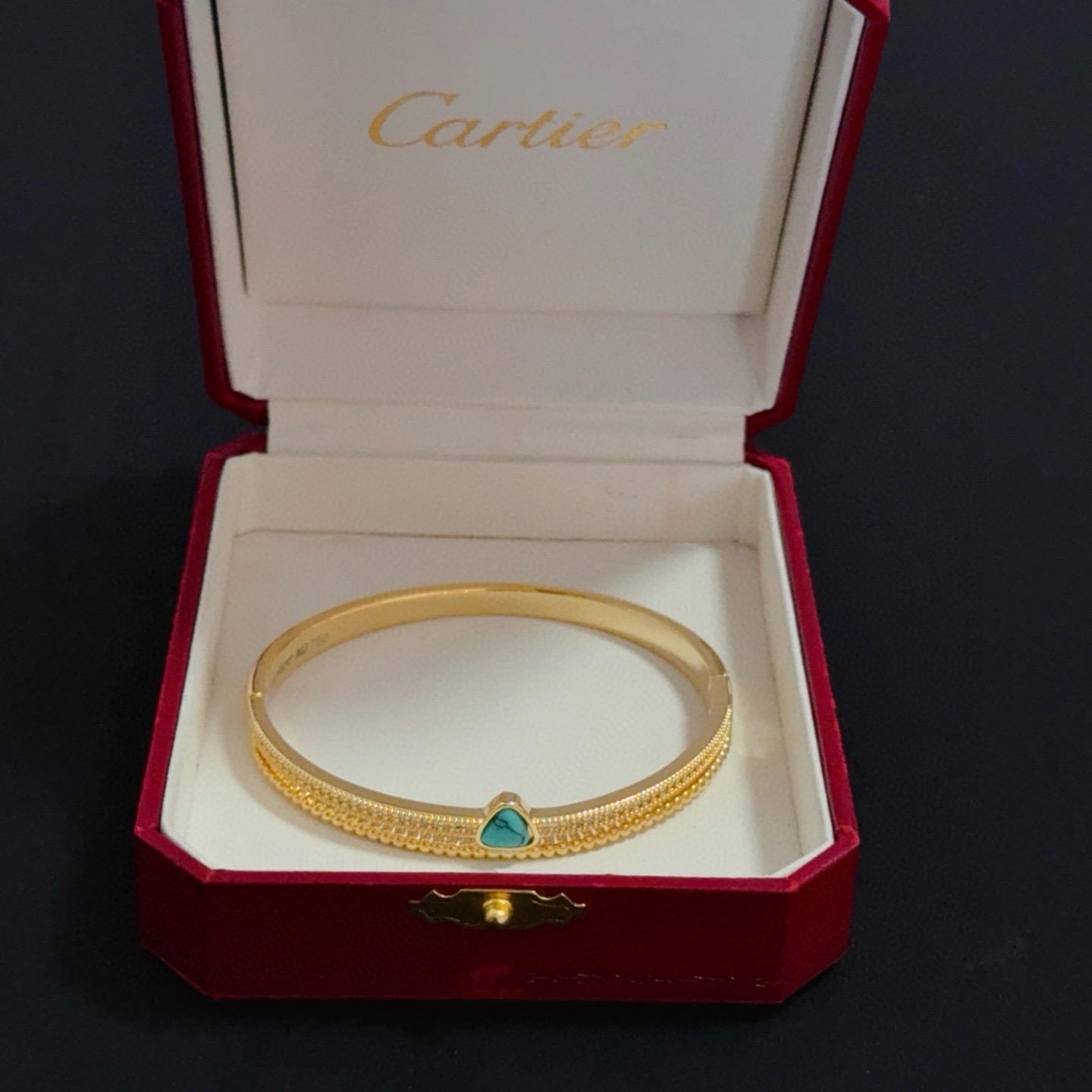 卡地亚镶钻手镯 高端定制版本 镶嵌钻工艺 V金材质 经典而时尚风格 用凌厉线条重构爱情美学！打破常规，镶