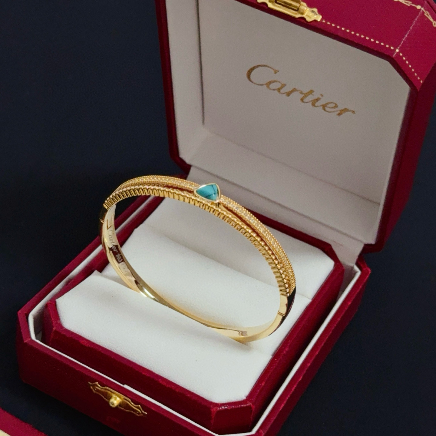 卡地亚镶钻手镯 高端定制版本 镶嵌钻工艺 V金材质 经典而时尚风格 用凌厉线条重构爱情美学！打破常规，镶