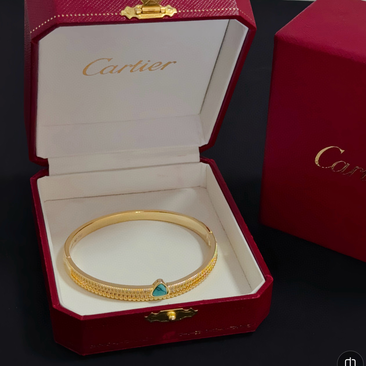 卡地亚镶钻手镯 高端定制版本 镶嵌钻工艺 V金材质 经典而时尚风格 用凌厉线条重构爱情美学！打破常规，镶