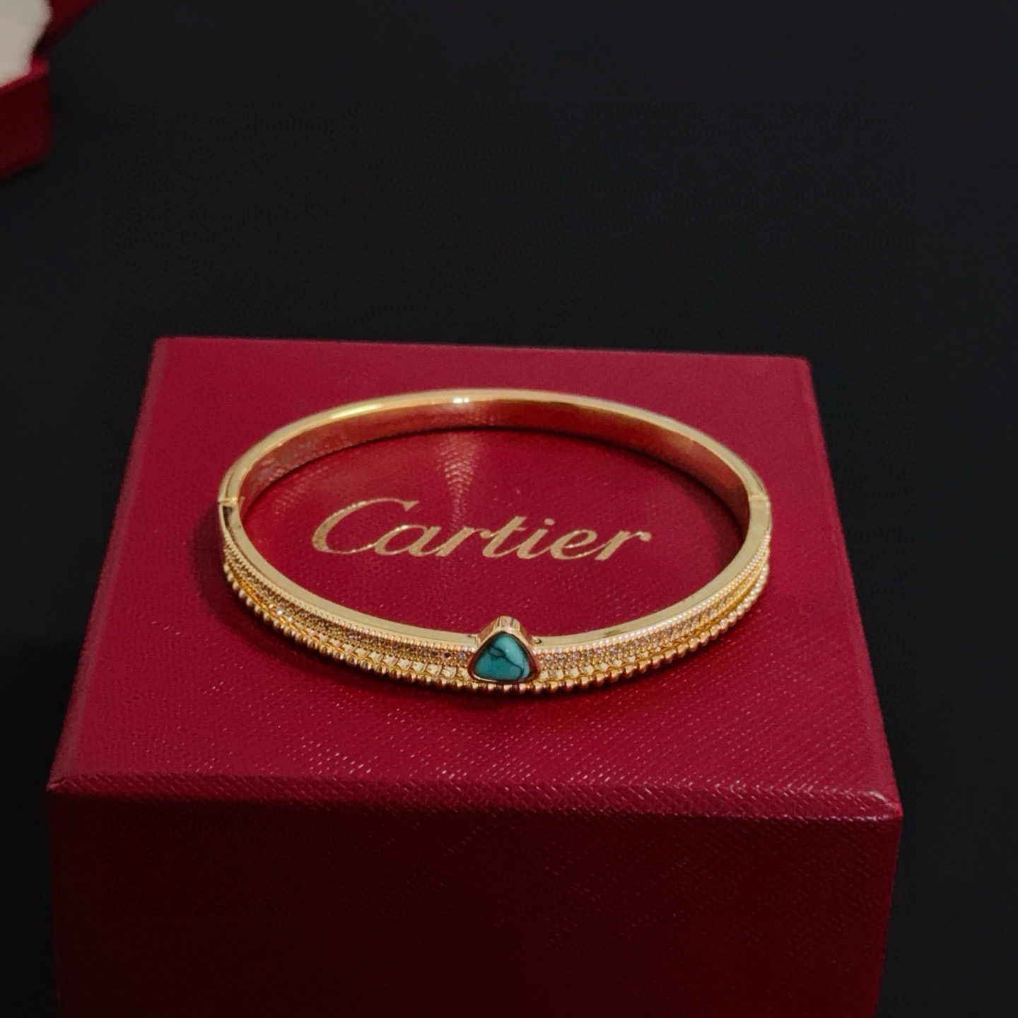 卡地亚镶钻手镯 高端定制版本 镶嵌钻工艺 V金材质 经典而时尚风格 用凌厉线条重构爱情美学！打破常规，镶