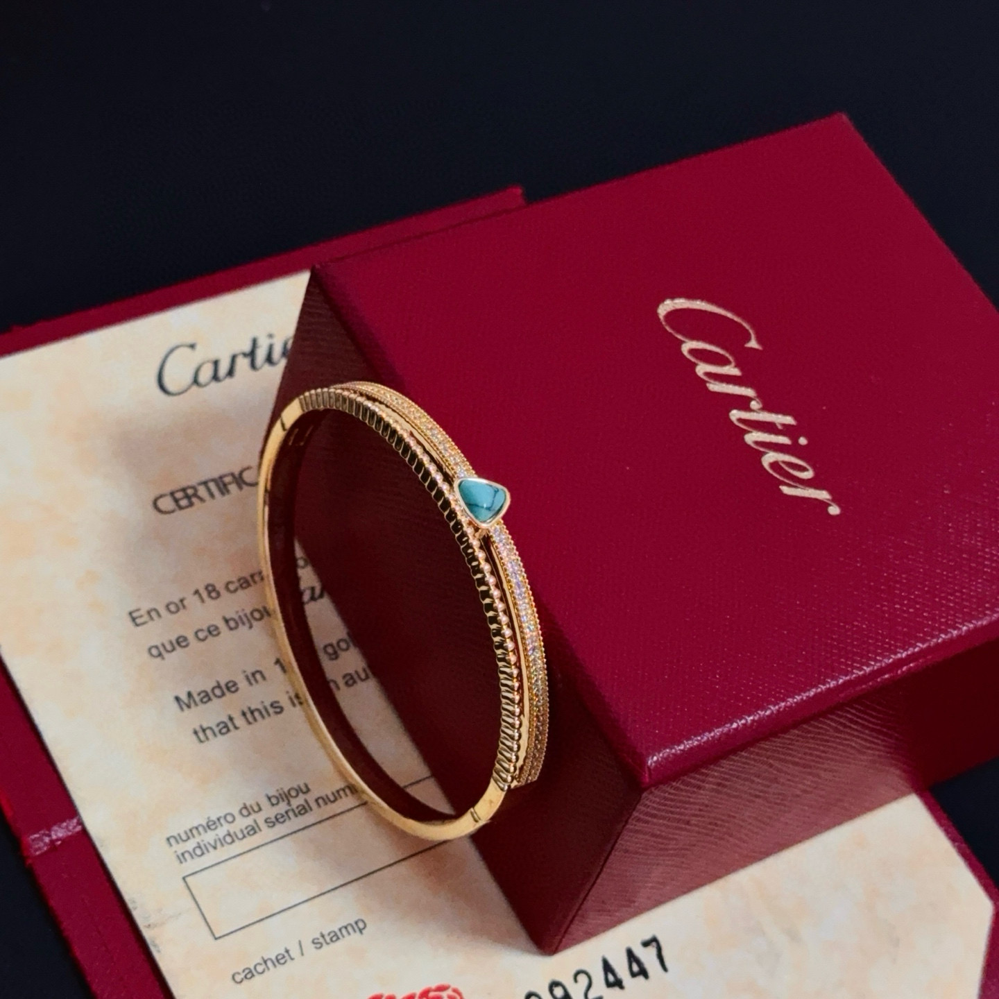 卡地亚镶钻手镯 高端定制版本 镶嵌钻工艺 V金材质 经典而时尚风格 用凌厉线条重构爱情美学！打破常规，镶