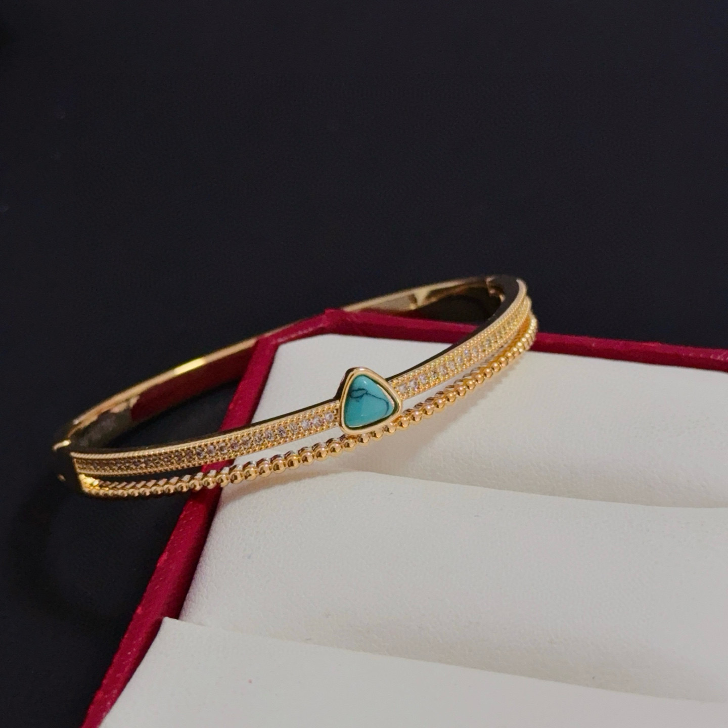 卡地亚镶钻手镯 高端定制版本 镶嵌钻工艺 V金材质 经典而时尚风格 用凌厉线条重构爱情美学！打破常规，镶