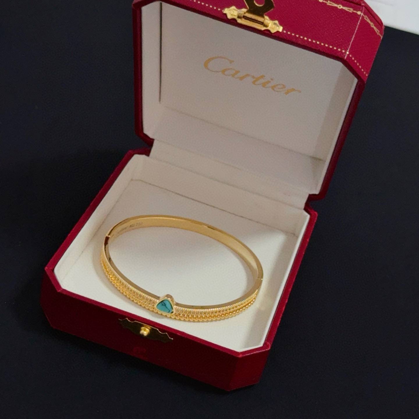 卡地亚镶钻手镯 高端定制版本 镶嵌钻工艺 V金材质 经典而时尚风格 用凌厉线条重构爱情美学！打破常规，镶