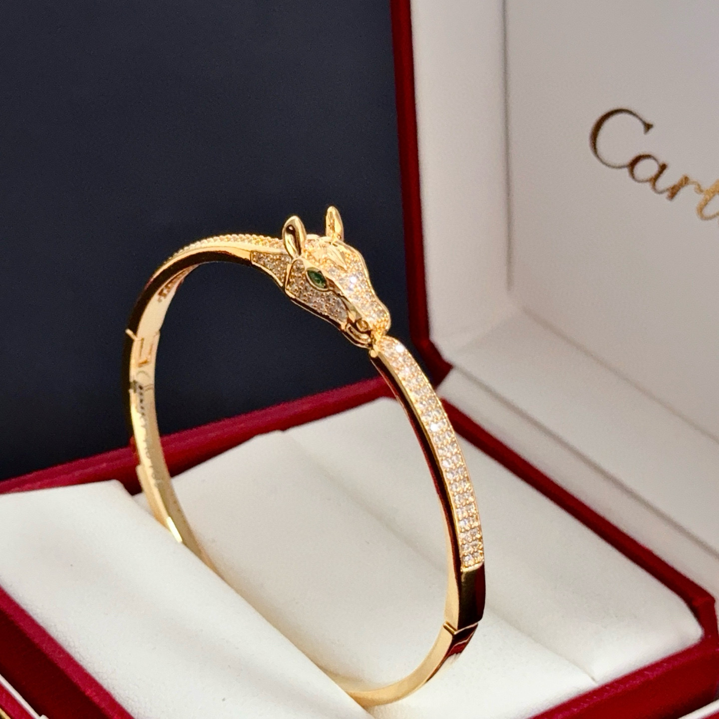 卡地亚镶钻手镯 高端定制版本 镶嵌钻工艺 V金材质 经典而时尚风格 用凌厉线条重构爱情美学！打破常规，镶