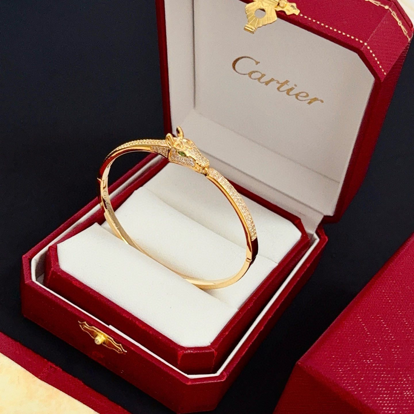 卡地亚镶钻手镯 高端定制版本 镶嵌钻工艺 V金材质 经典而时尚风格 用凌厉线条重构爱情美学！打破常规，镶