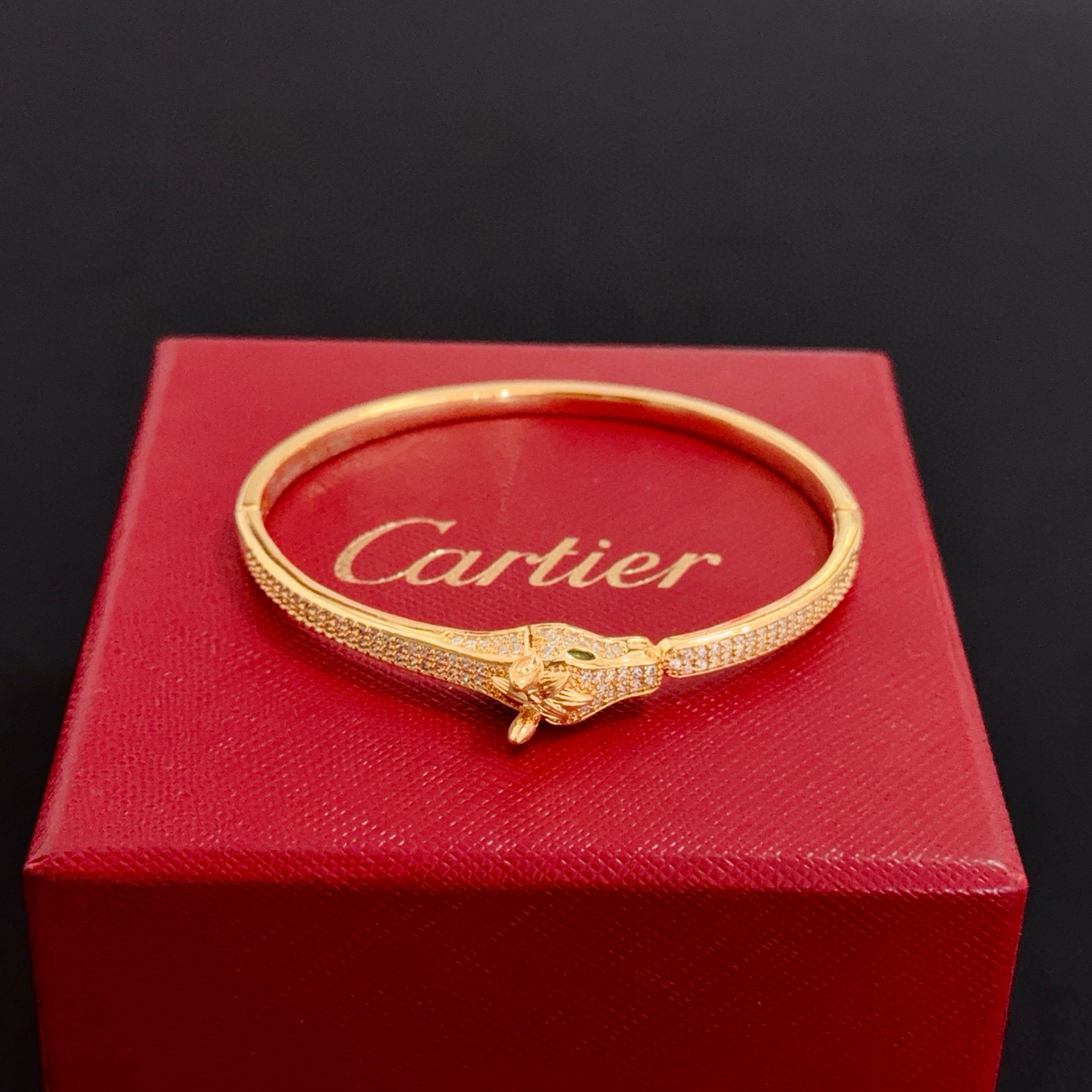 卡地亚镶钻手镯 高端定制版本 镶嵌钻工艺 V金材质 经典而时尚风格 用凌厉线条重构爱情美学！打破常规，镶