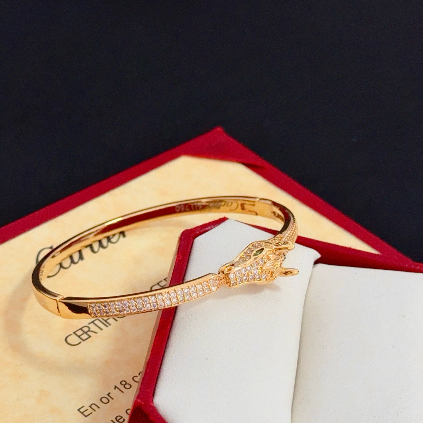 卡地亚镶钻手镯 高端定制版本 镶嵌钻工艺 V金材质 经典而时尚风格 用凌厉线条重构爱情美学！打破常规，镶