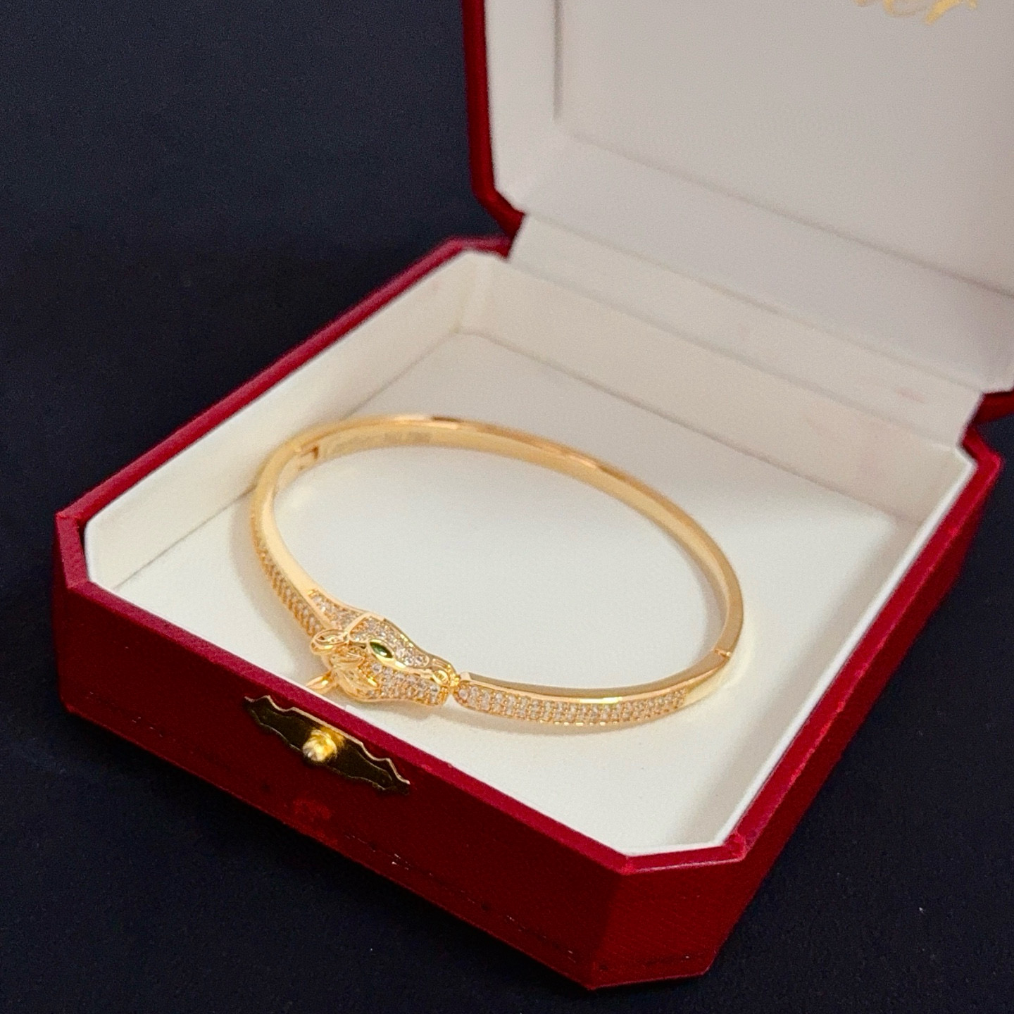 卡地亚镶钻手镯 高端定制版本 镶嵌钻工艺 V金材质 经典而时尚风格 用凌厉线条重构爱情美学！打破常规，镶