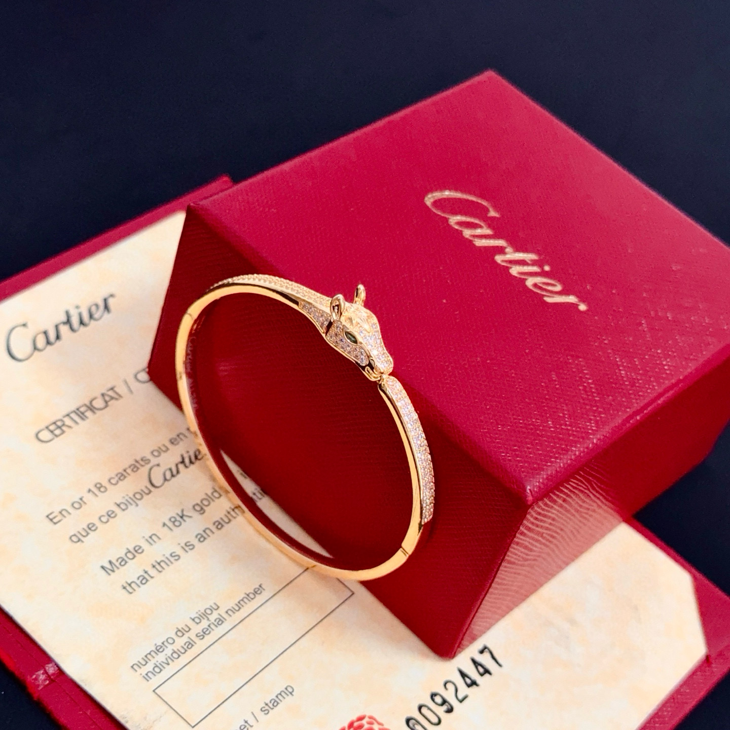 卡地亚镶钻手镯 高端定制版本 镶嵌钻工艺 V金材质 经典而时尚风格 用凌厉线条重构爱情美学！打破常规，镶